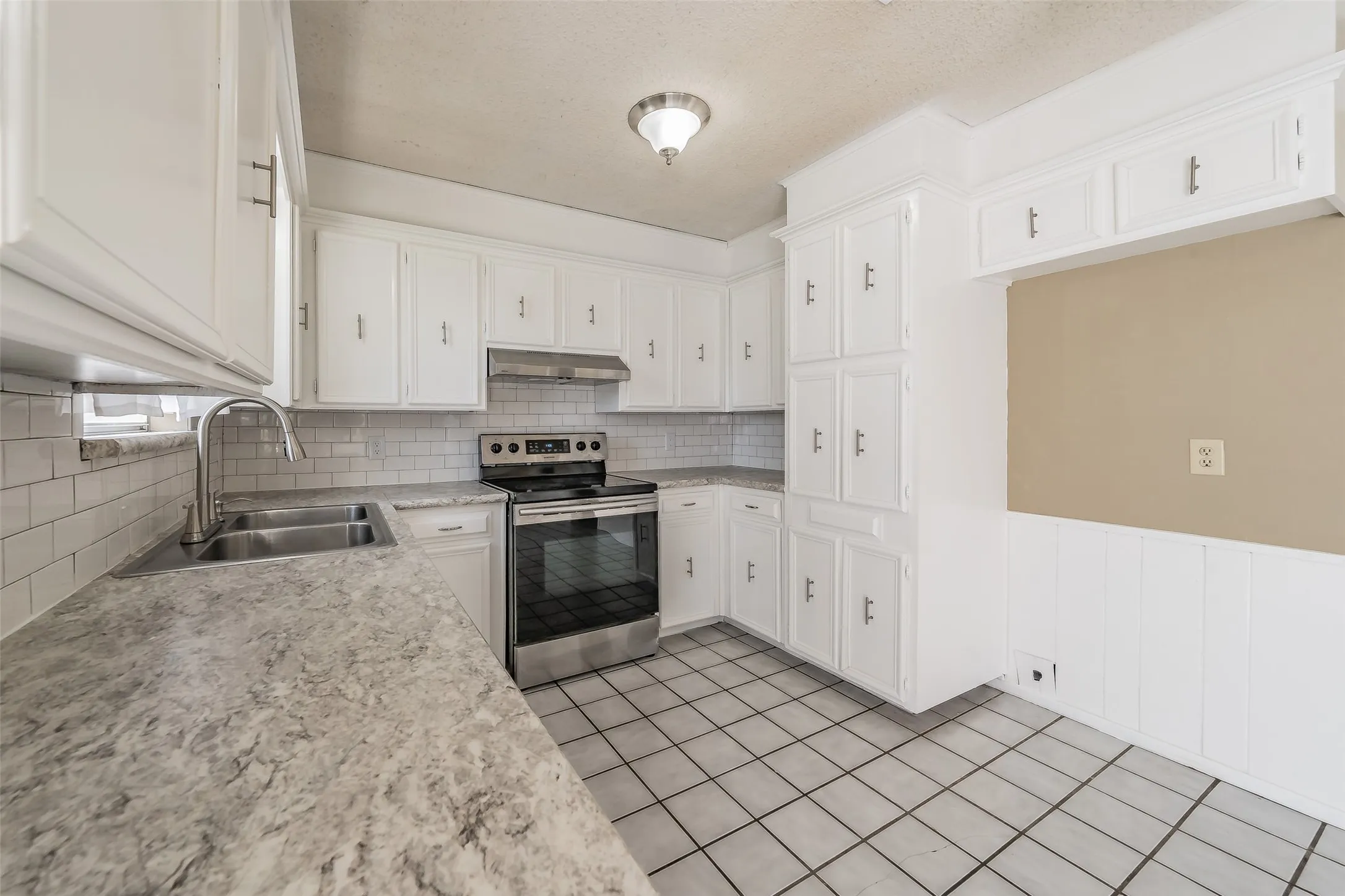 Single Family Residence For Sale in Johnson County , 1227 Willowwood Drive, Cleburne, Texas 76033, 3 Bedroom, 2 Bathroom, 2 Garage spaces, 1,495 Sqft, built in 1974, mls#21338265, Real Estate Agent in Cleburne, Homes For Sale in Johnson county, Homes For Sale in Cleburne, Realtor in Cleburne Texas, Real Estate Brokerage Independent Realty Texas, Luminita Cordes Realtor
