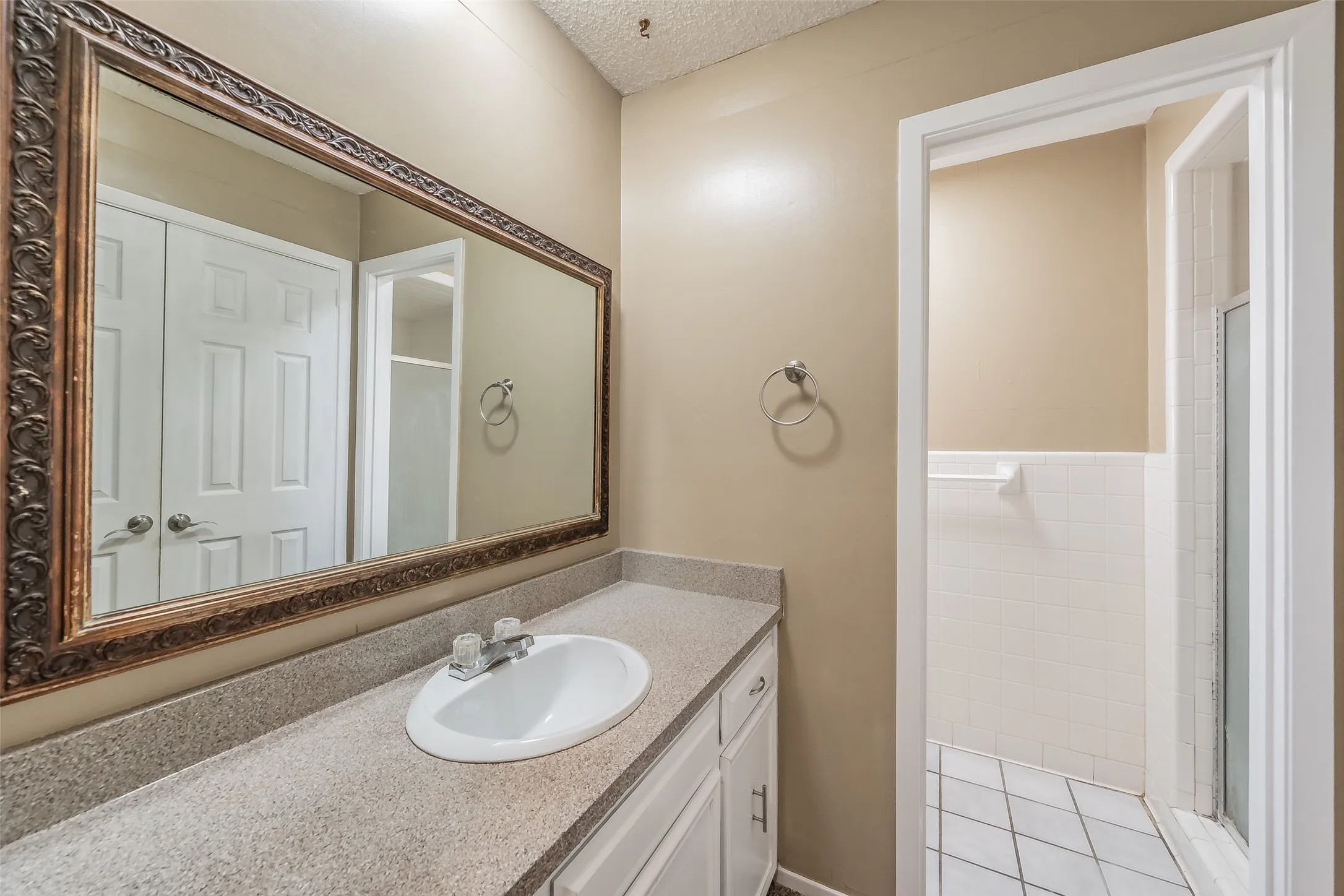 Single Family Residence For Sale in Johnson County , 1227 Willowwood Drive, Cleburne, Texas 76033, 3 Bedroom, 2 Bathroom, 2 Garage spaces, 1,495 Sqft, built in 1974, mls#21338265, Real Estate Agent in Cleburne, Homes For Sale in Johnson county, Homes For Sale in Cleburne, Realtor in Cleburne Texas, Real Estate Brokerage Independent Realty Texas, Luminita Cordes Realtor