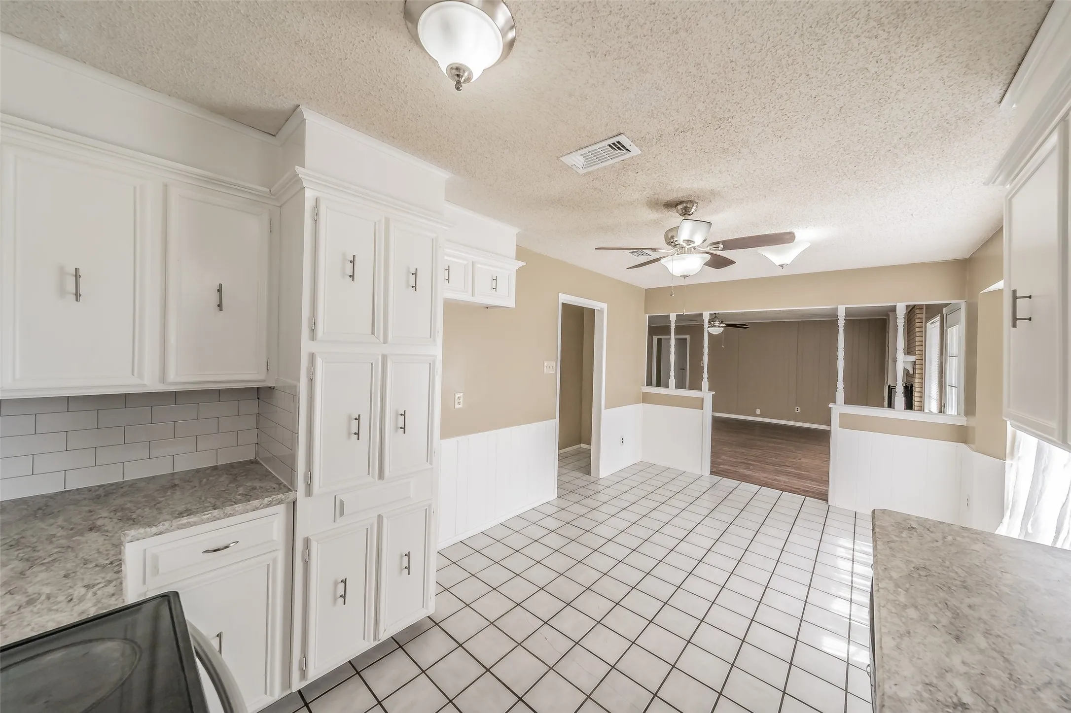 Single Family Residence For Sale in Johnson County , 1227 Willowwood Drive, Cleburne, Texas 76033, 3 Bedroom, 2 Bathroom, 2 Garage spaces, 1,495 Sqft, built in 1974, mls#21338265, Real Estate Agent in Cleburne, Homes For Sale in Johnson county, Homes For Sale in Cleburne, Realtor in Cleburne Texas, Real Estate Brokerage Independent Realty Texas, Luminita Cordes Realtor