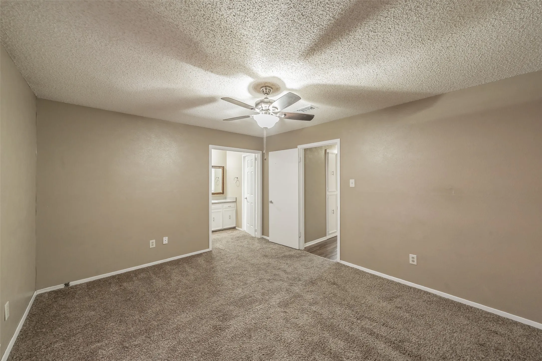 Single Family Residence For Sale in Johnson County , 1227 Willowwood Drive, Cleburne, Texas 76033, 3 Bedroom, 2 Bathroom, 2 Garage spaces, 1,495 Sqft, built in 1974, mls#21338265, Real Estate Agent in Cleburne, Homes For Sale in Johnson county, Homes For Sale in Cleburne, Realtor in Cleburne Texas, Real Estate Brokerage Independent Realty Texas, Luminita Cordes Realtor