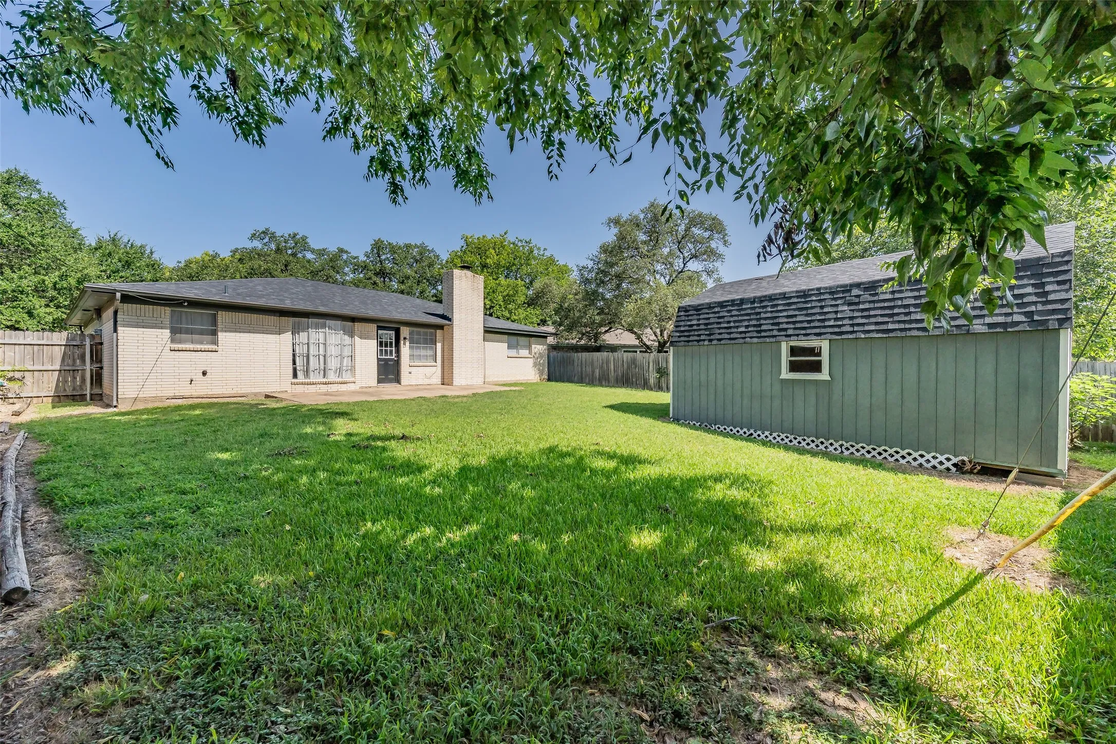Single Family Residence For Sale in Johnson County , 1227 Willowwood Drive, Cleburne, Texas 76033, 3 Bedroom, 2 Bathroom, 2 Garage spaces, 1,495 Sqft, built in 1974, mls#21338265, Real Estate Agent in Cleburne, Homes For Sale in Johnson county, Homes For Sale in Cleburne, Realtor in Cleburne Texas, Real Estate Brokerage Independent Realty Texas, Luminita Cordes Realtor