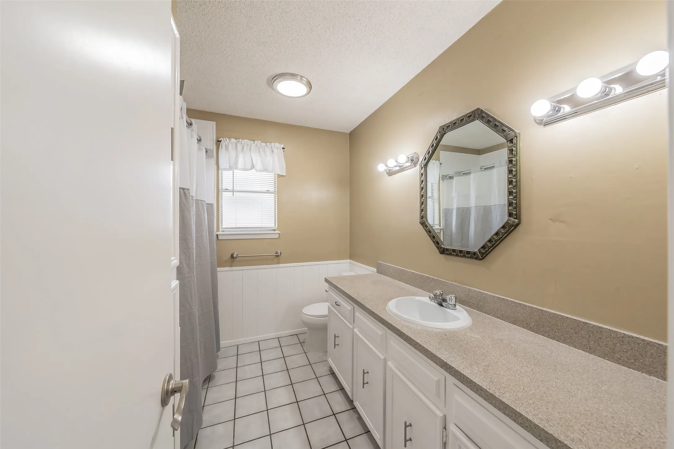 Single Family Residence For Sale in Johnson County , 1227 Willowwood Drive, Cleburne, Texas 76033, 3 Bedroom, 2 Bathroom, 2 Garage spaces, 1,495 Sqft, built in 1974, mls#21338265, Real Estate Agent in Cleburne, Homes For Sale in Johnson county, Homes For Sale in Cleburne, Realtor in Cleburne Texas, Real Estate Brokerage Independent Realty Texas, Luminita Cordes Realtor