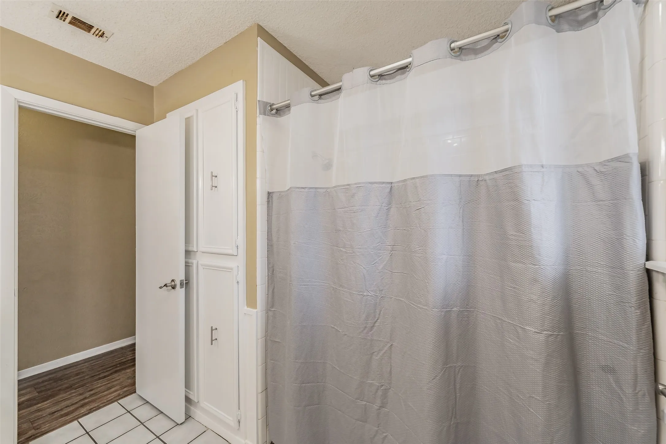 Single Family Residence For Sale in Johnson County , 1227 Willowwood Drive, Cleburne, Texas 76033, 3 Bedroom, 2 Bathroom, 2 Garage spaces, 1,495 Sqft, built in 1974, mls#21338265, Real Estate Agent in Cleburne, Homes For Sale in Johnson county, Homes For Sale in Cleburne, Realtor in Cleburne Texas, Real Estate Brokerage Independent Realty Texas, Luminita Cordes Realtor