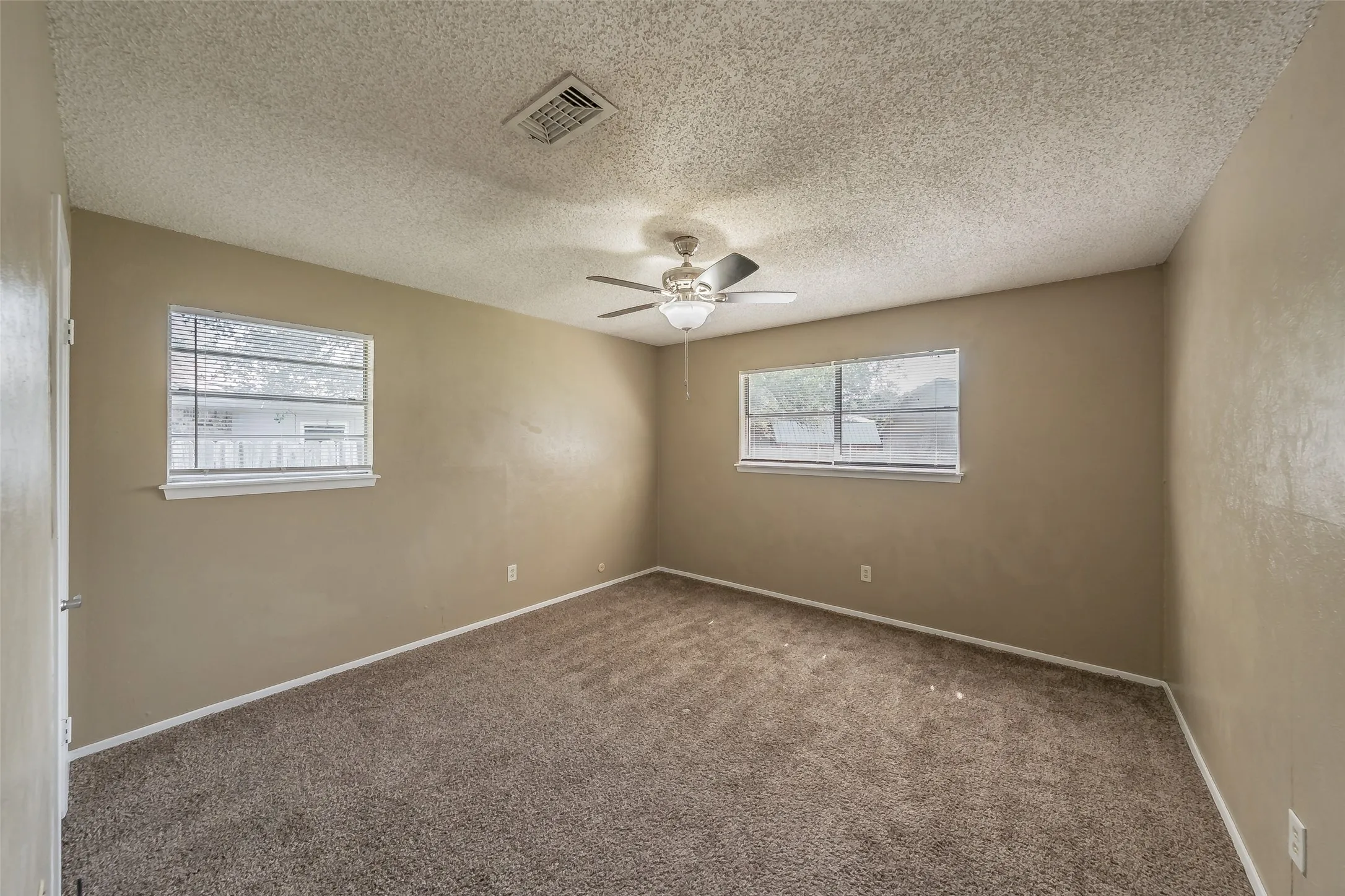 Single Family Residence For Sale in Johnson County , 1227 Willowwood Drive, Cleburne, Texas 76033, 3 Bedroom, 2 Bathroom, 2 Garage spaces, 1,495 Sqft, built in 1974, mls#21338265, Real Estate Agent in Cleburne, Homes For Sale in Johnson county, Homes For Sale in Cleburne, Realtor in Cleburne Texas, Real Estate Brokerage Independent Realty Texas, Luminita Cordes Realtor