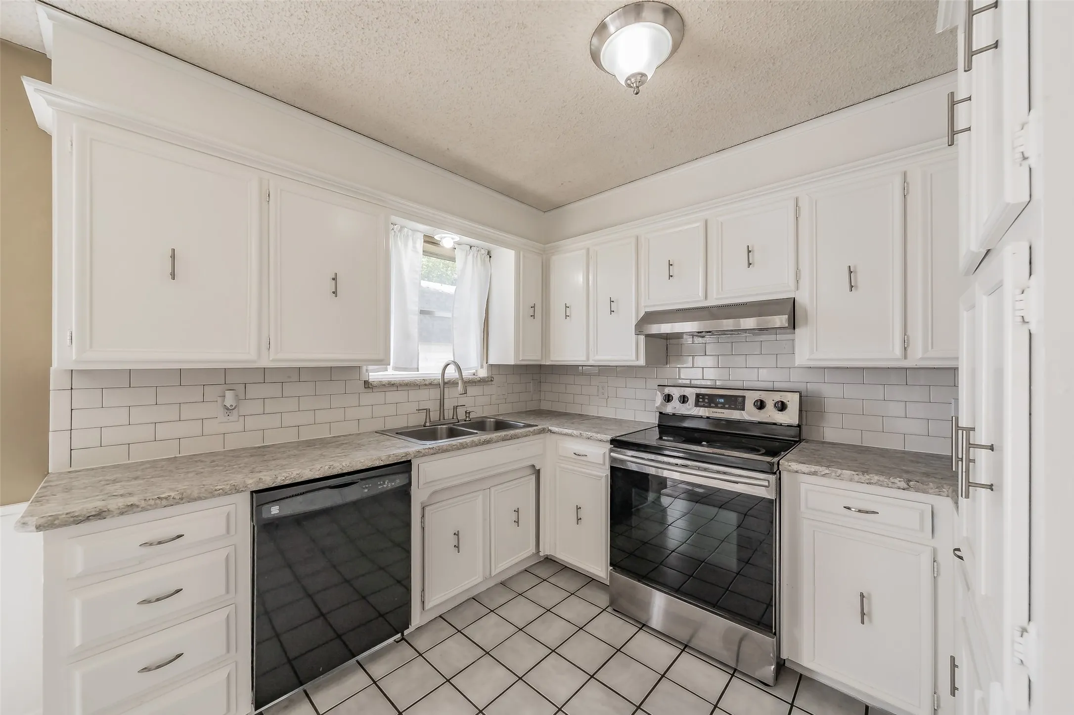 Single Family Residence For Sale in Johnson County , 1227 Willowwood Drive, Cleburne, Texas 76033, 3 Bedroom, 2 Bathroom, 2 Garage spaces, 1,495 Sqft, built in 1974, mls#21338265, Real Estate Agent in Cleburne, Homes For Sale in Johnson county, Homes For Sale in Cleburne, Realtor in Cleburne Texas, Real Estate Brokerage Independent Realty Texas, Luminita Cordes Realtor