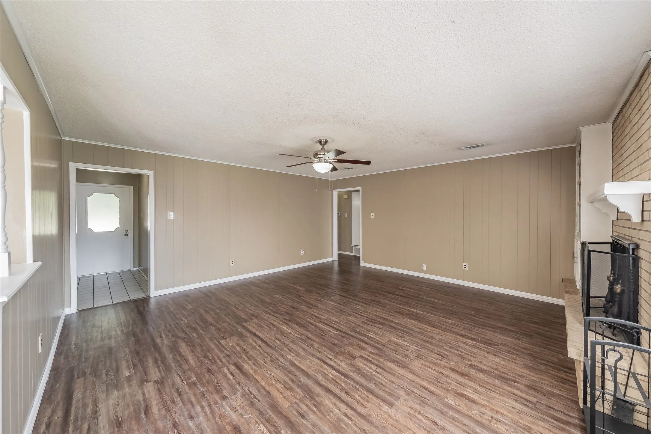 Single Family Residence For Sale in Johnson County , 1227 Willowwood Drive, Cleburne, Texas 76033, 3 Bedroom, 2 Bathroom, 2 Garage spaces, 1,495 Sqft, built in 1974, mls#21338265, Real Estate Agent in Cleburne, Homes For Sale in Johnson county, Homes For Sale in Cleburne, Realtor in Cleburne Texas, Real Estate Brokerage Independent Realty Texas, Luminita Cordes Realtor