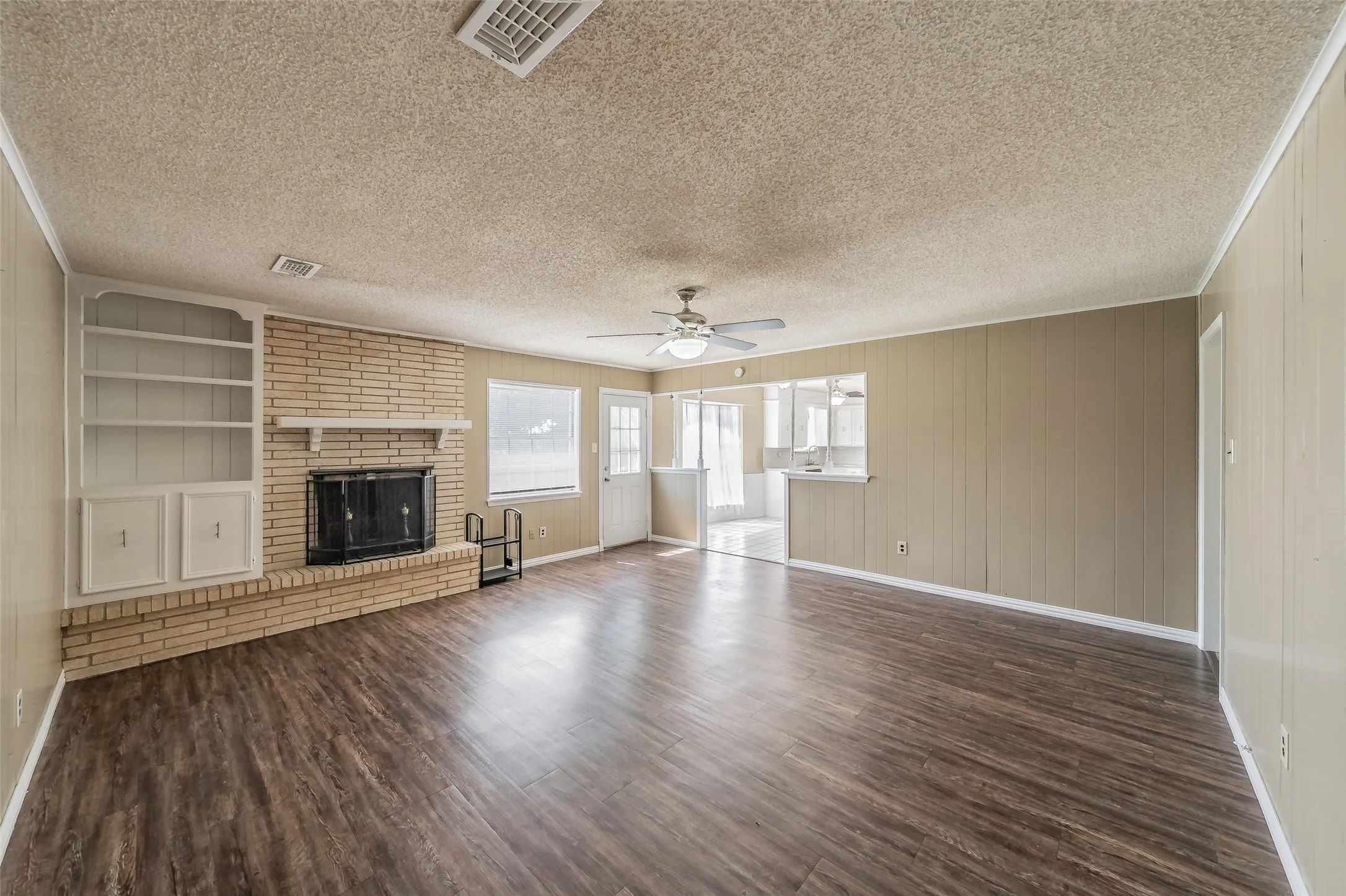 Single Family Residence For Sale in Johnson County , 1227 Willowwood Drive, Cleburne, Texas 76033, 3 Bedroom, 2 Bathroom, 2 Garage spaces, 1,495 Sqft, built in 1974, mls#21338265, Real Estate Agent in Cleburne, Homes For Sale in Johnson county, Homes For Sale in Cleburne, Realtor in Cleburne Texas, Real Estate Brokerage Independent Realty Texas, Luminita Cordes Realtor