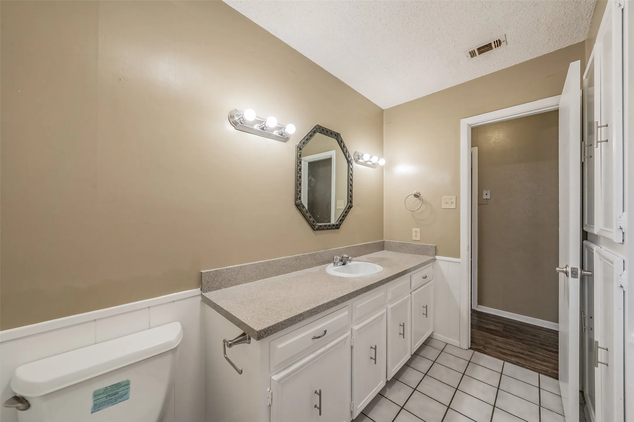 Single Family Residence For Sale in Johnson County , 1227 Willowwood Drive, Cleburne, Texas 76033, 3 Bedroom, 2 Bathroom, 2 Garage spaces, 1,495 Sqft, built in 1974, mls#21338265, Real Estate Agent in Cleburne, Homes For Sale in Johnson county, Homes For Sale in Cleburne, Realtor in Cleburne Texas, Real Estate Brokerage Independent Realty Texas, Luminita Cordes Realtor