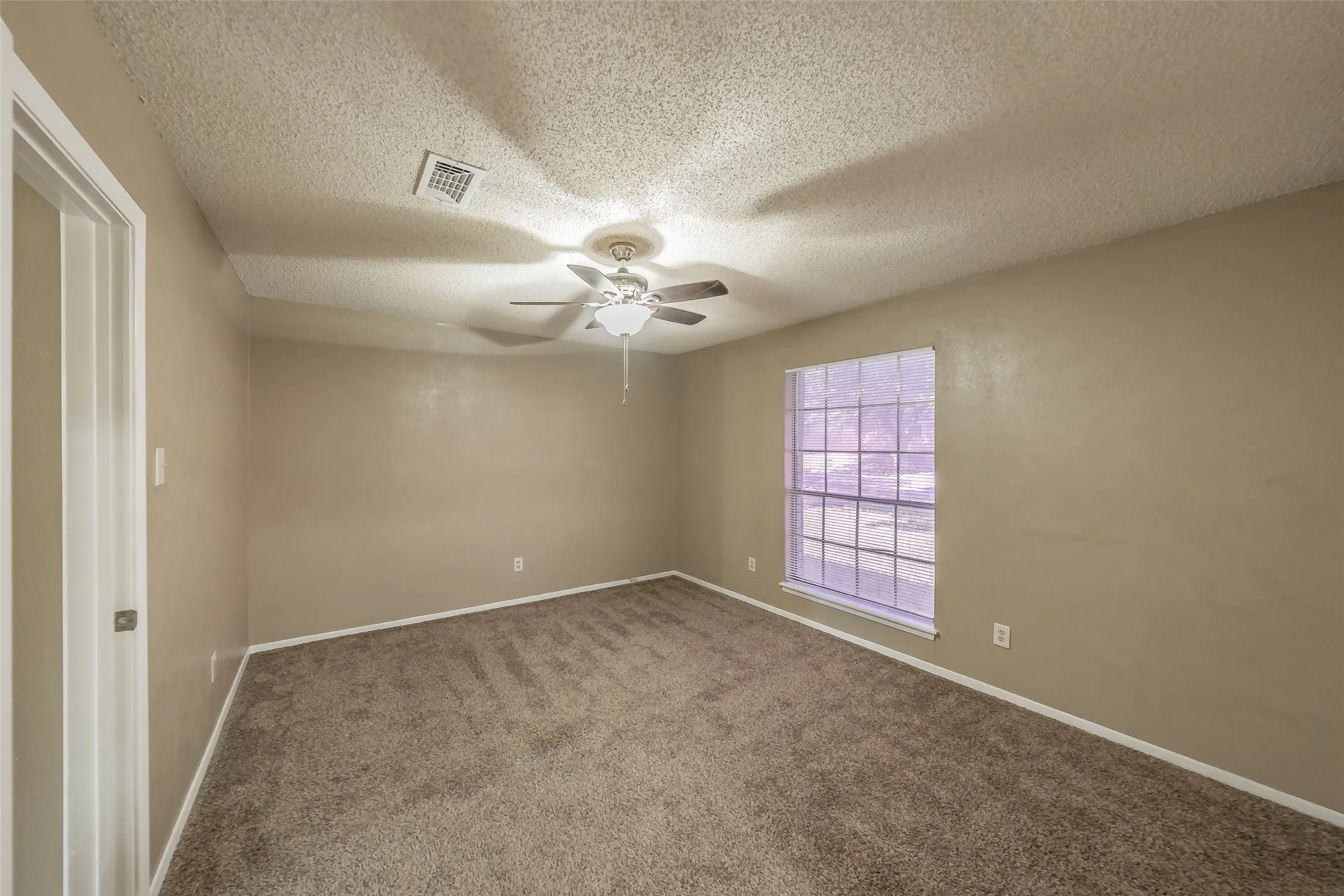 Single Family Residence For Sale in Johnson County , 1227 Willowwood Drive, Cleburne, Texas 76033, 3 Bedroom, 2 Bathroom, 2 Garage spaces, 1,495 Sqft, built in 1974, mls#21338265, Real Estate Agent in Cleburne, Homes For Sale in Johnson county, Homes For Sale in Cleburne, Realtor in Cleburne Texas, Real Estate Brokerage Independent Realty Texas, Luminita Cordes Realtor