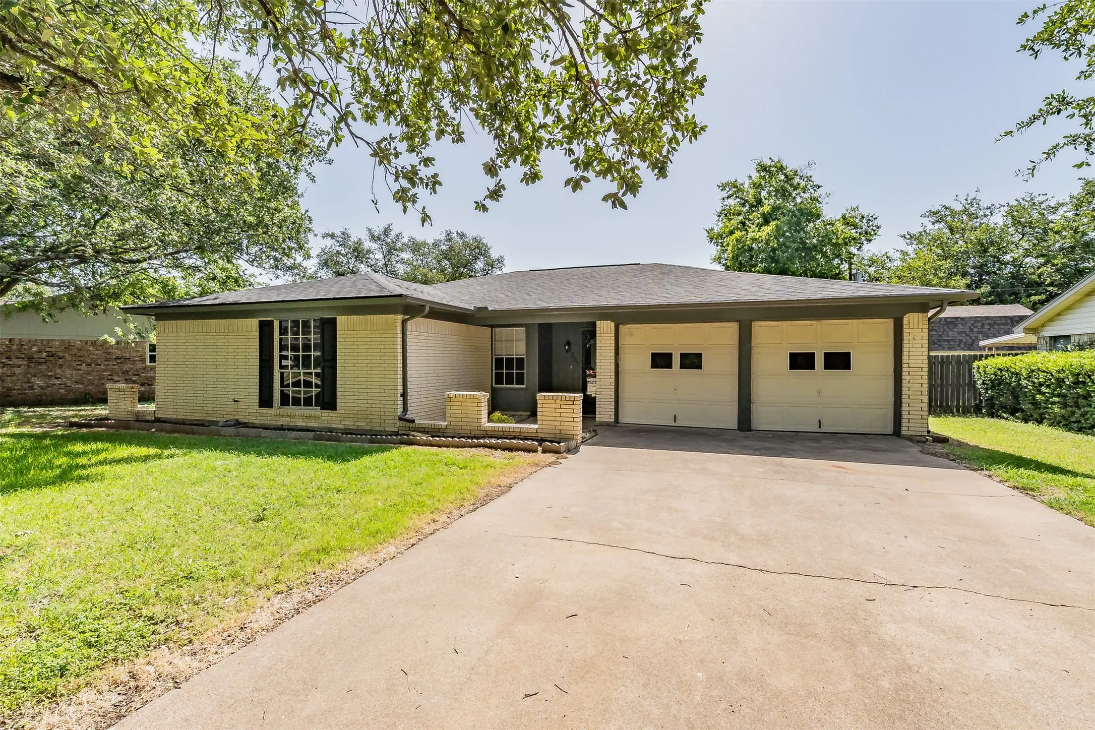Single Family Residence For Sale in Johnson County , 1227 Willowwood Drive, Cleburne, Texas 76033, 3 Bedroom, 2 Bathroom, 2 Garage spaces, 1,495 Sqft, built in 1974, mls#21338265, Real Estate Agent in Cleburne, Homes For Sale in Johnson county, Homes For Sale in Cleburne, Realtor in Cleburne Texas, Real Estate Brokerage Independent Realty Texas, Luminita Cordes Realtor