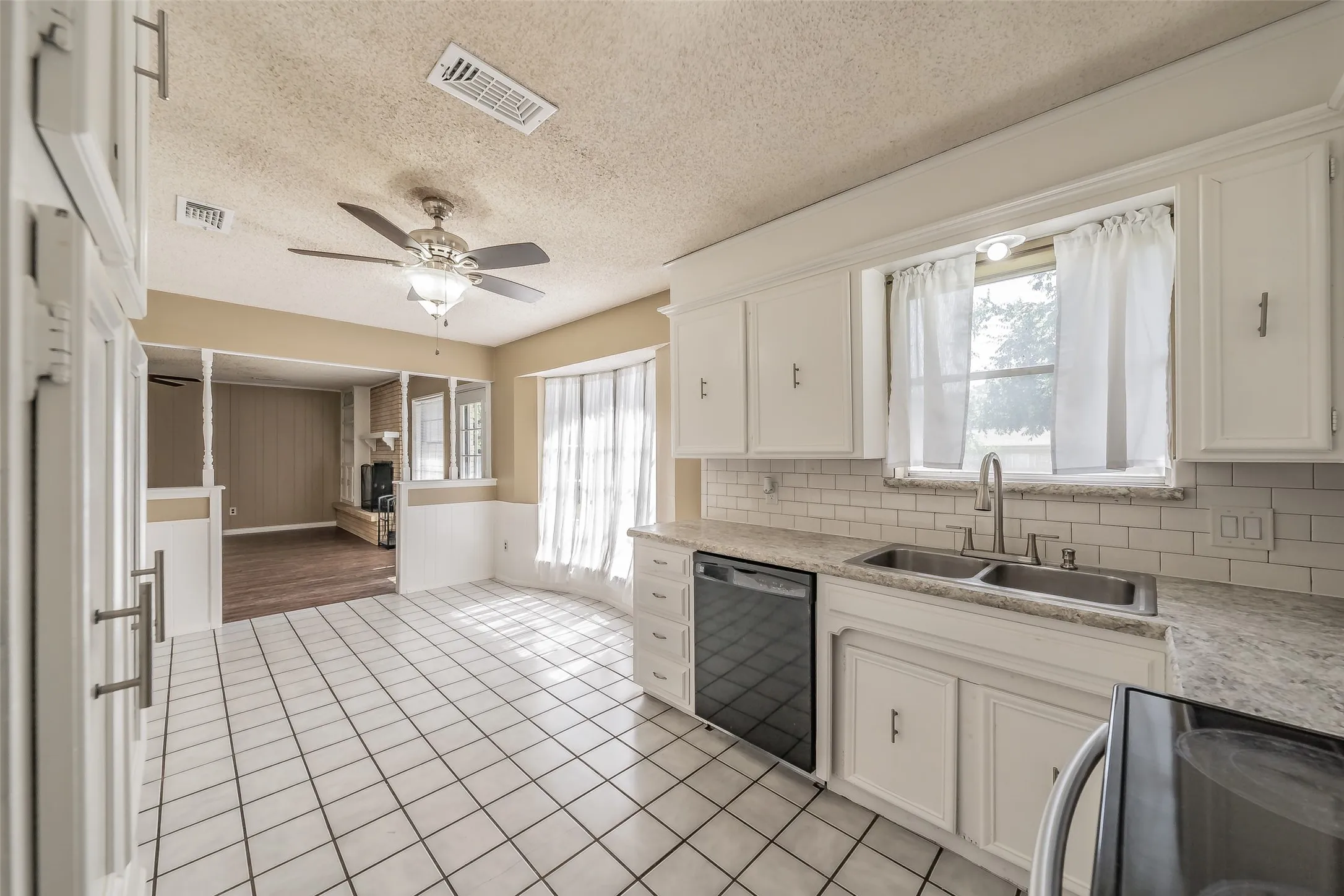 Single Family Residence For Sale in Johnson County , 1227 Willowwood Drive, Cleburne, Texas 76033, 3 Bedroom, 2 Bathroom, 2 Garage spaces, 1,495 Sqft, built in 1974, mls#21338265, Real Estate Agent in Cleburne, Homes For Sale in Johnson county, Homes For Sale in Cleburne, Realtor in Cleburne Texas, Real Estate Brokerage Independent Realty Texas, Luminita Cordes Realtor
