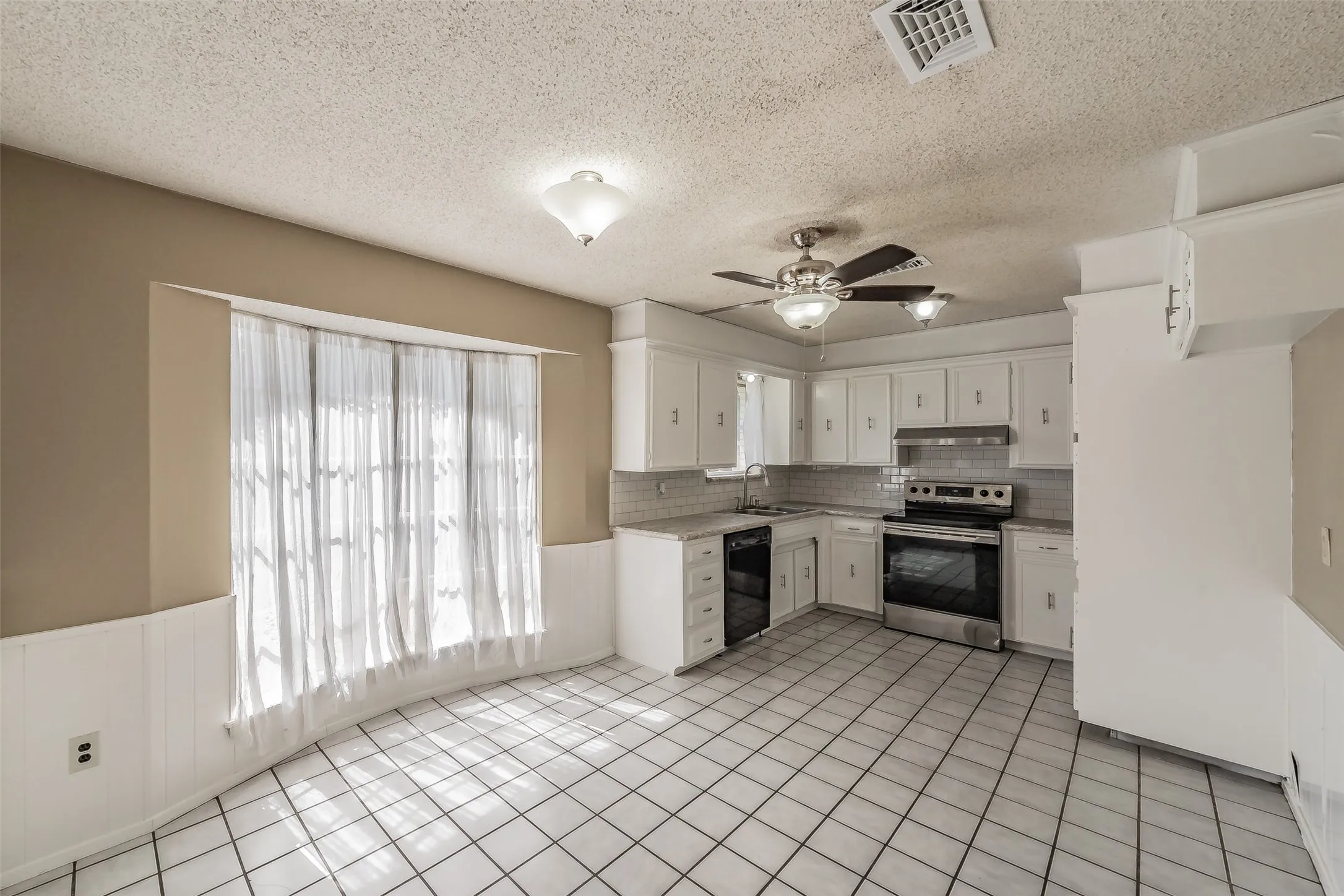 Single Family Residence For Sale in Johnson County , 1227 Willowwood Drive, Cleburne, Texas 76033, 3 Bedroom, 2 Bathroom, 2 Garage spaces, 1,495 Sqft, built in 1974, mls#21338265, Real Estate Agent in Cleburne, Homes For Sale in Johnson county, Homes For Sale in Cleburne, Realtor in Cleburne Texas, Real Estate Brokerage Independent Realty Texas, Luminita Cordes Realtor