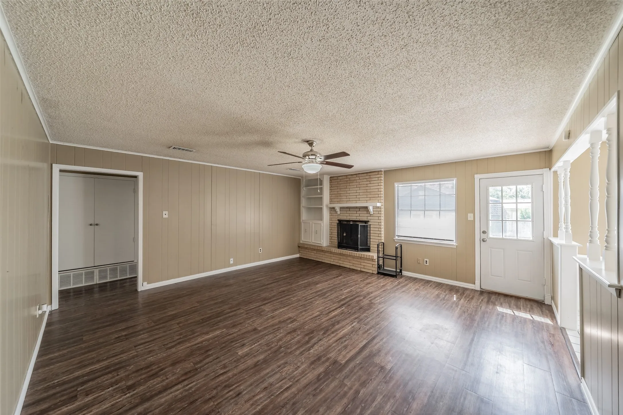 Single Family Residence For Sale in Johnson County , 1227 Willowwood Drive, Cleburne, Texas 76033, 3 Bedroom, 2 Bathroom, 2 Garage spaces, 1,495 Sqft, built in 1974, mls#21338265, Real Estate Agent in Cleburne, Homes For Sale in Johnson county, Homes For Sale in Cleburne, Realtor in Cleburne Texas, Real Estate Brokerage Independent Realty Texas, Luminita Cordes Realtor