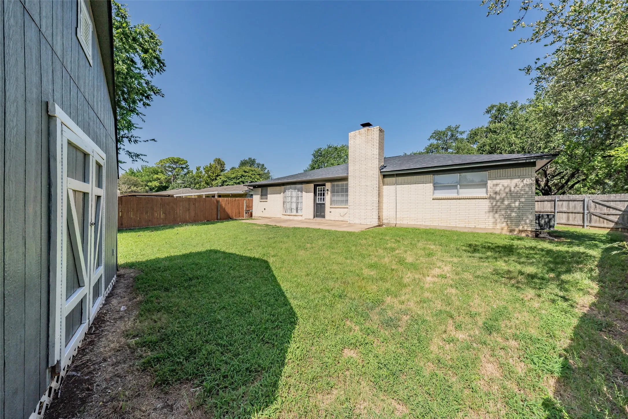 Single Family Residence For Sale in Johnson County , 1227 Willowwood Drive, Cleburne, Texas 76033, 3 Bedroom, 2 Bathroom, 2 Garage spaces, 1,495 Sqft, built in 1974, mls#21338265, Real Estate Agent in Cleburne, Homes For Sale in Johnson county, Homes For Sale in Cleburne, Realtor in Cleburne Texas, Real Estate Brokerage Independent Realty Texas, Luminita Cordes Realtor