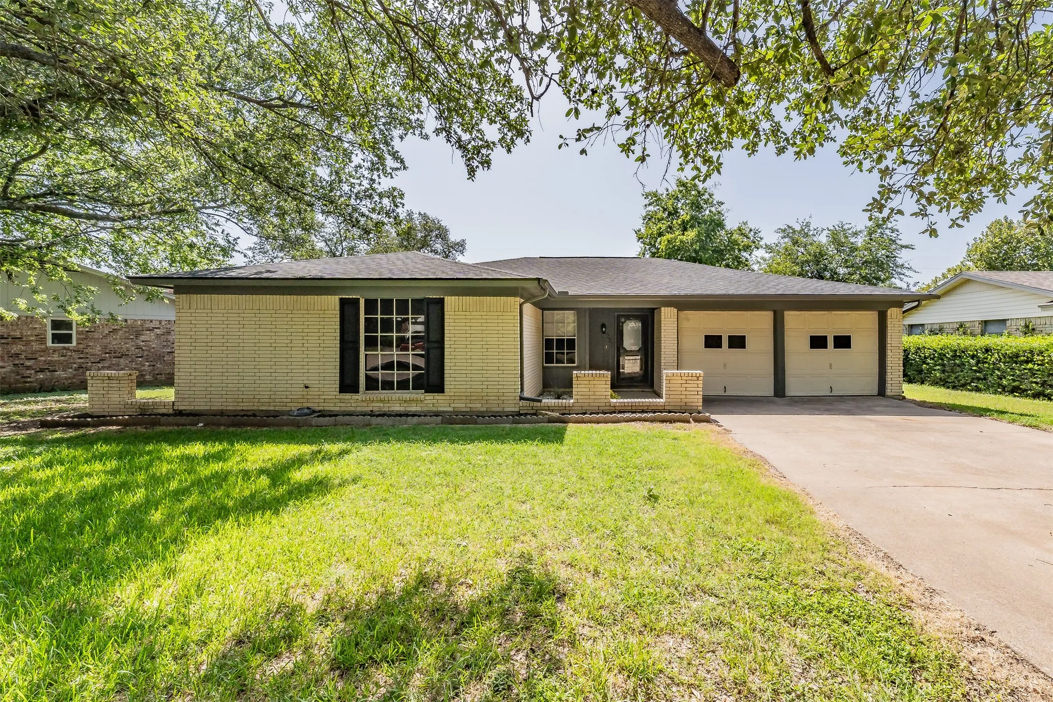 Single Family Residence For Sale in Johnson County , 1227 Willowwood Drive, Cleburne, Texas 76033, 3 Bedroom, 2 Bathroom, 2 Garage spaces, 1,495 Sqft, built in 1974, mls#21338265, Real Estate Agent in Cleburne, Homes For Sale in Johnson county, Homes For Sale in Cleburne, Realtor in Cleburne Texas, Real Estate Brokerage Independent Realty Texas, Luminita Cordes Realtor