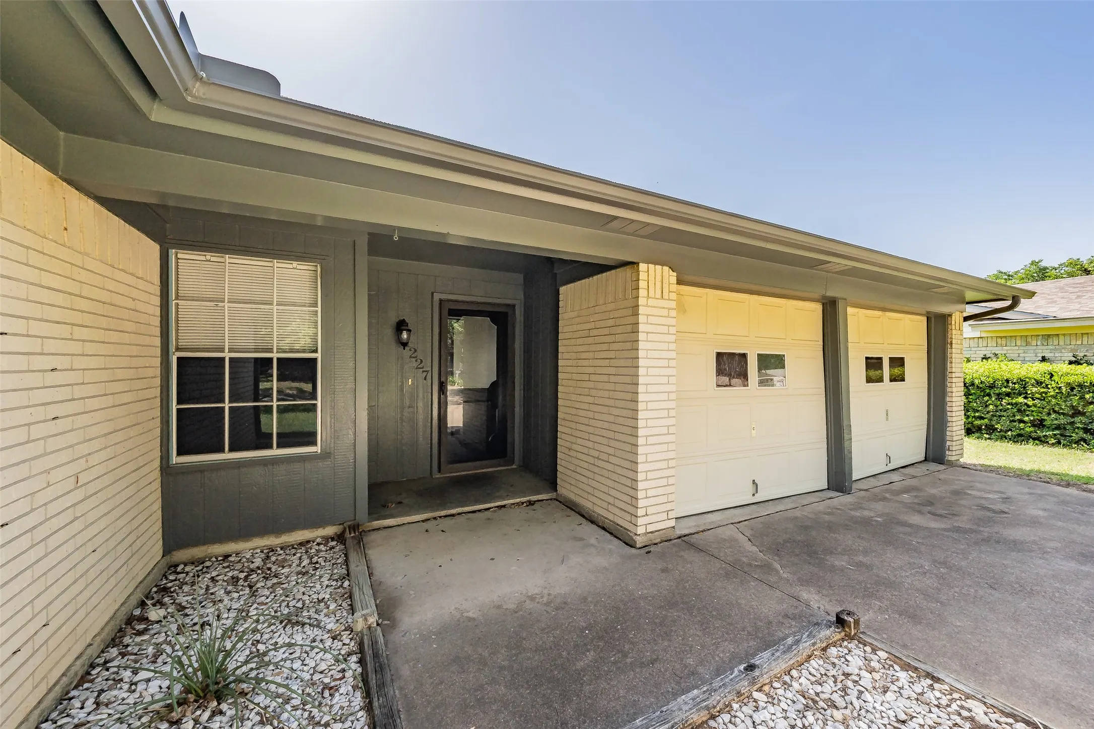 Single Family Residence For Sale in Johnson County , 1227 Willowwood Drive, Cleburne, Texas 76033, 3 Bedroom, 2 Bathroom, 2 Garage spaces, 1,495 Sqft, built in 1974, mls#21338265, Real Estate Agent in Cleburne, Homes For Sale in Johnson county, Homes For Sale in Cleburne, Realtor in Cleburne Texas, Real Estate Brokerage Independent Realty Texas, Luminita Cordes Realtor