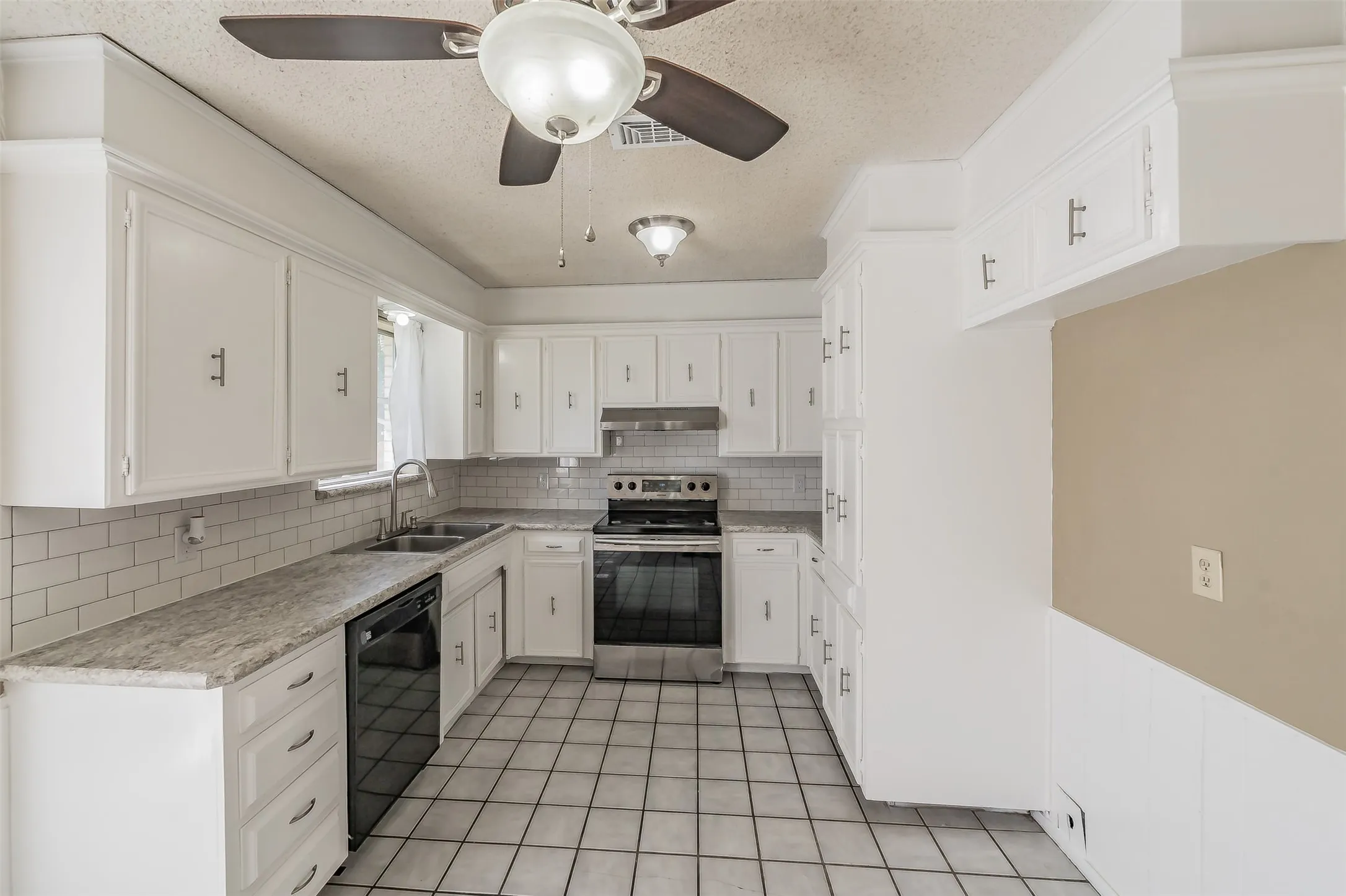 Single Family Residence For Sale in Johnson County , 1227 Willowwood Drive, Cleburne, Texas 76033, 3 Bedroom, 2 Bathroom, 2 Garage spaces, 1,495 Sqft, built in 1974, mls#21338265, Real Estate Agent in Cleburne, Homes For Sale in Johnson county, Homes For Sale in Cleburne, Realtor in Cleburne Texas, Real Estate Brokerage Independent Realty Texas, Luminita Cordes Realtor
