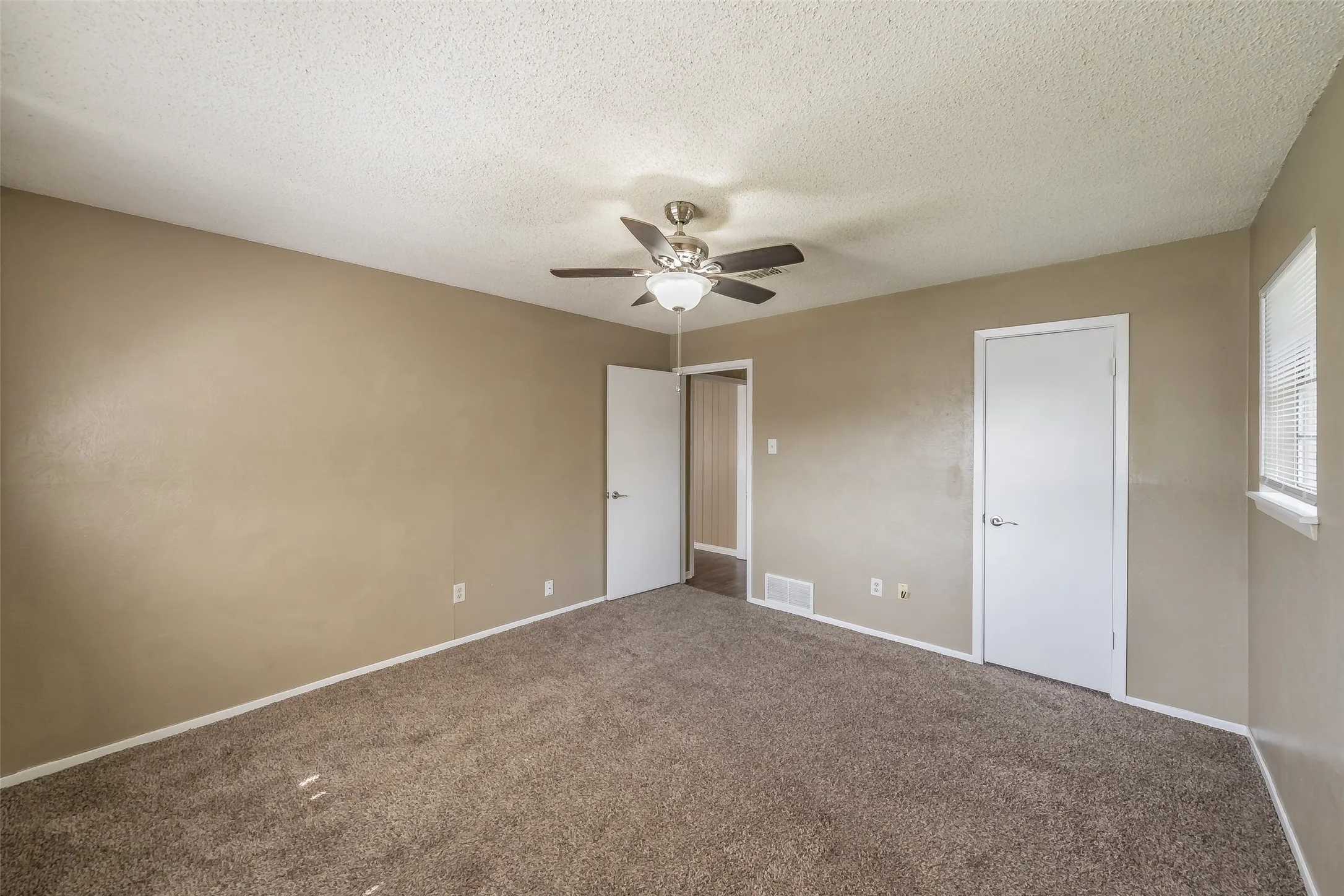 Single Family Residence For Sale in Johnson County , 1227 Willowwood Drive, Cleburne, Texas 76033, 3 Bedroom, 2 Bathroom, 2 Garage spaces, 1,495 Sqft, built in 1974, mls#21338265, Real Estate Agent in Cleburne, Homes For Sale in Johnson county, Homes For Sale in Cleburne, Realtor in Cleburne Texas, Real Estate Brokerage Independent Realty Texas, Luminita Cordes Realtor
