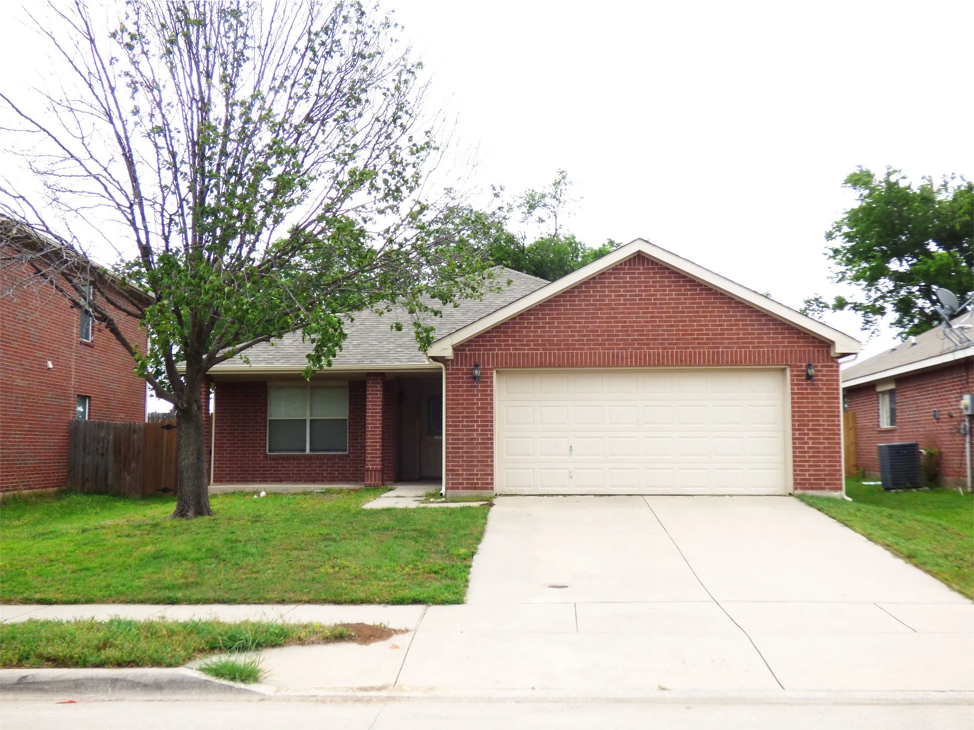 Single Family Residence For Sale in Tarrant County , 8532 Hawkview Drive, Fort Worth, Texas 76179, 3 Bedroom, 2 Bathroom, 2 Garage spaces, 1,637 Sqft, built in 2006, Price $230,000, mls#21338383, Real Estate Agent in Fort Worth, Homes For Sale in Tarrant county, Homes For Sale in Fort Worth, Realtor in Fort Worth Texas, Real Estate Brokerage Independent Realty Texas, Luminita Cordes Realtor