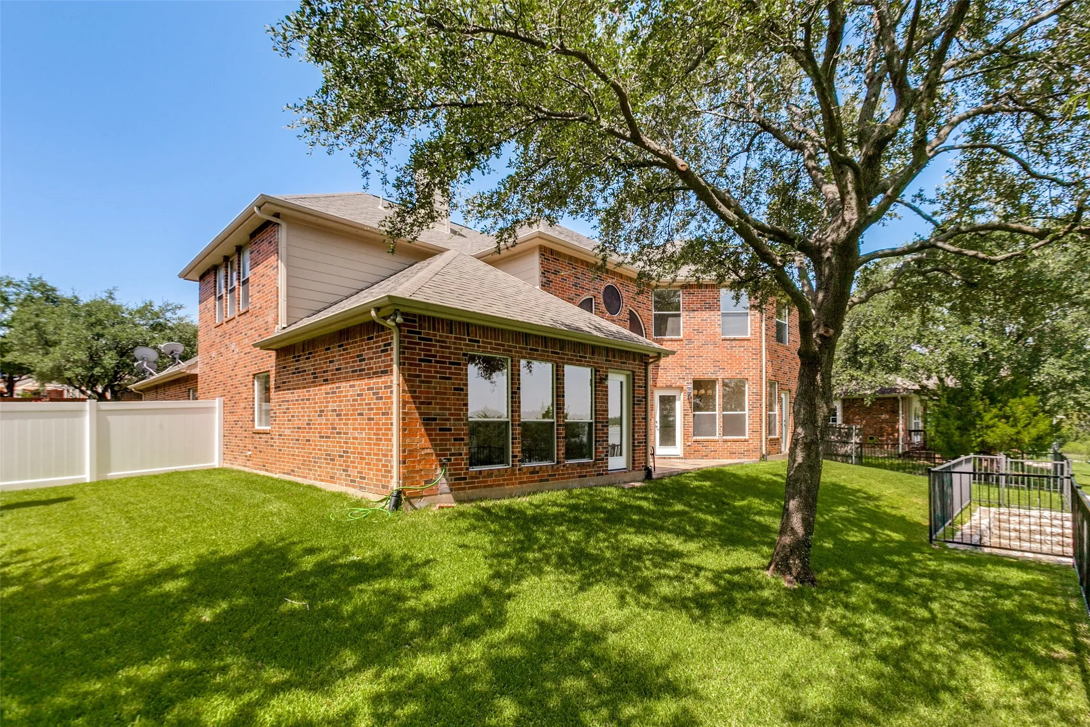Single Family Residence For Sale in Dallas County , 4115 Abingdon Drive, Garland, Texas 75043, 5 Bedroom, 4 Bathroom, 2 Garage spaces, 3,811 Sqft, built in 2001, mls#21323792, Real Estate Agent in Garland, Homes For Sale in Dallas county, Homes For Sale in Garland, Realtor in Garland Texas, Real Estate Brokerage Independent Realty Texas, Luminita Cordes Realtor