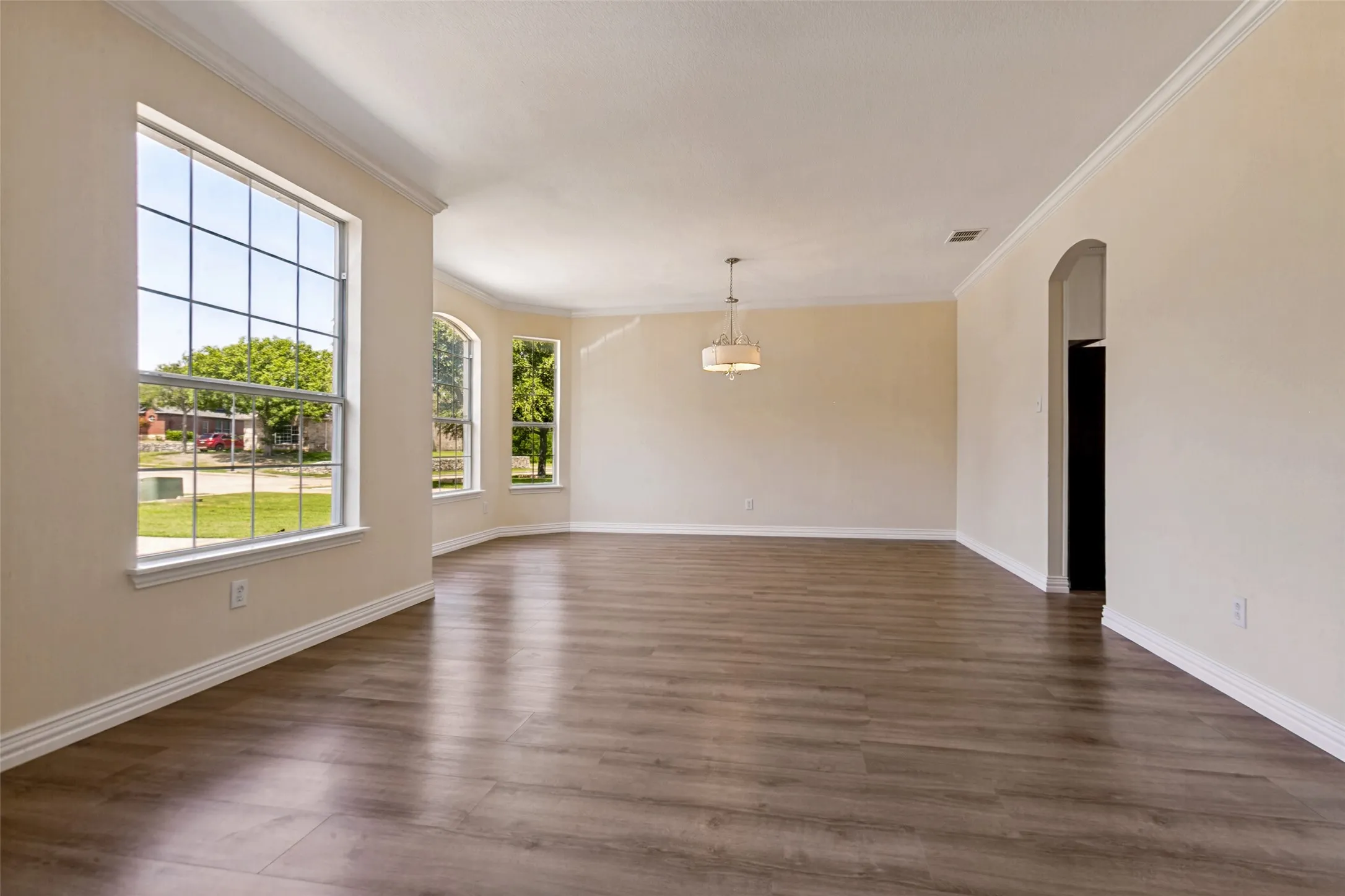Single Family Residence For Sale in Dallas County , 4115 Abingdon Drive, Garland, Texas 75043, 5 Bedroom, 4 Bathroom, 2 Garage spaces, 3,811 Sqft, built in 2001, mls#21323792, Real Estate Agent in Garland, Homes For Sale in Dallas county, Homes For Sale in Garland, Realtor in Garland Texas, Real Estate Brokerage Independent Realty Texas, Luminita Cordes Realtor