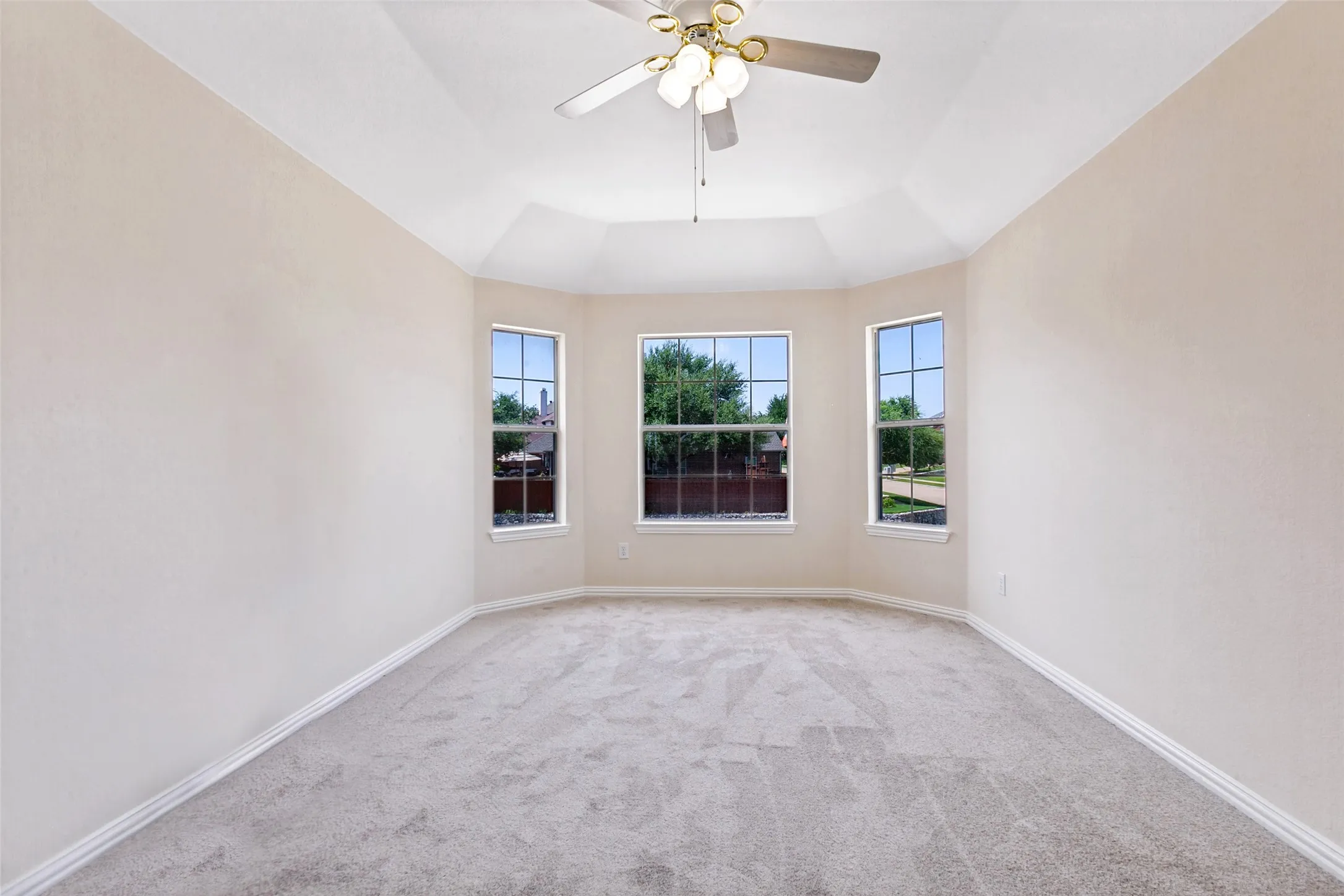 Single Family Residence For Sale in Dallas County , 4115 Abingdon Drive, Garland, Texas 75043, 5 Bedroom, 4 Bathroom, 2 Garage spaces, 3,811 Sqft, built in 2001, mls#21323792, Real Estate Agent in Garland, Homes For Sale in Dallas county, Homes For Sale in Garland, Realtor in Garland Texas, Real Estate Brokerage Independent Realty Texas, Luminita Cordes Realtor