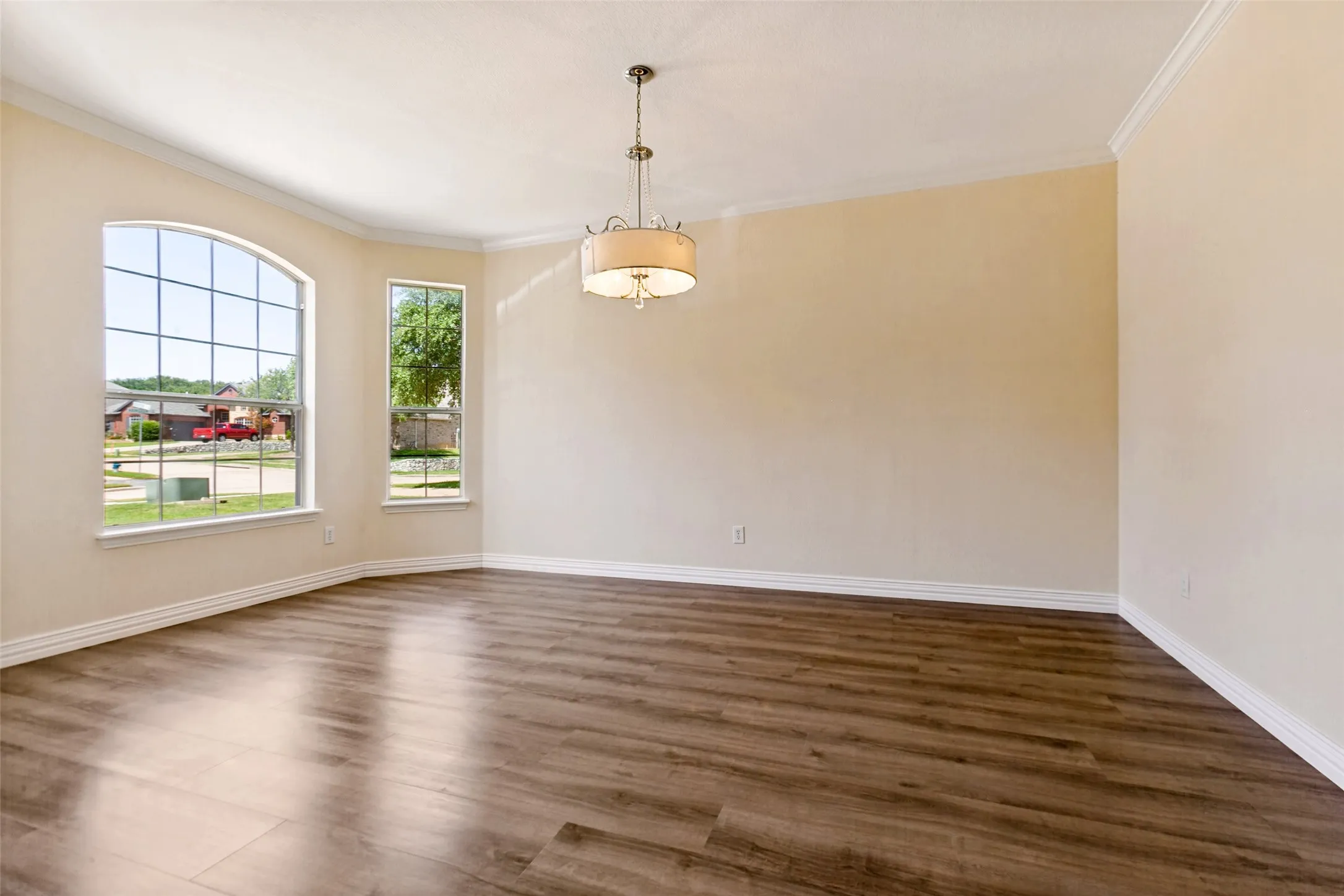Single Family Residence For Sale in Dallas County , 4115 Abingdon Drive, Garland, Texas 75043, 5 Bedroom, 4 Bathroom, 2 Garage spaces, 3,811 Sqft, built in 2001, mls#21323792, Real Estate Agent in Garland, Homes For Sale in Dallas county, Homes For Sale in Garland, Realtor in Garland Texas, Real Estate Brokerage Independent Realty Texas, Luminita Cordes Realtor
