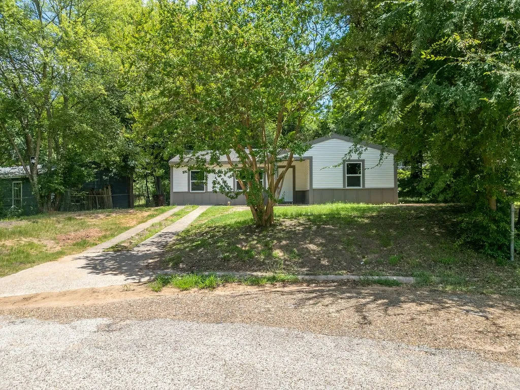 Single Family Residence For Sale in Morris County , 444 Bowie, Lone Star, Texas 75668, 4 Bedroom, 1 Bathroom, Garage spaces, 920 Sqft, built in 1955, mls#21318235, Real Estate Agent in Lone Star, Homes For Sale in Morris county, Homes For Sale in Lone Star, Realtor in Lone Star Texas, Real Estate Brokerage Independent Realty Texas, Luminita Cordes Realtor