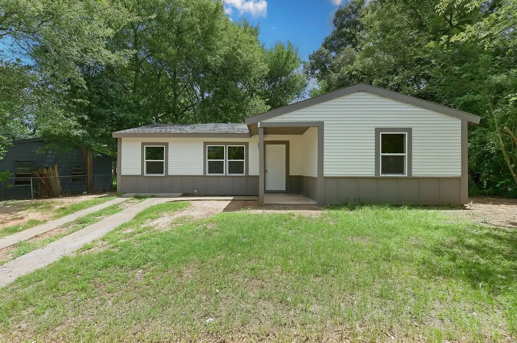 Single Family Residence For Sale in Morris County , 444 Bowie, Lone Star, Texas 75668, 4 Bedroom, 1 Bathroom, Garage spaces, 920 Sqft, built in 1955, mls#21318235, Real Estate Agent in Lone Star, Homes For Sale in Morris county, Homes For Sale in Lone Star, Realtor in Lone Star Texas, Real Estate Brokerage Independent Realty Texas, Luminita Cordes Realtor