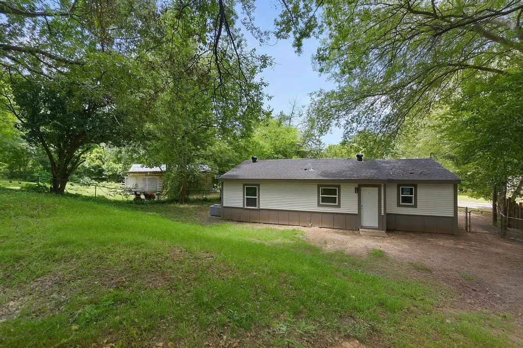 Single Family Residence For Sale in Morris County , 444 Bowie, Lone Star, Texas 75668, 4 Bedroom, 1 Bathroom, Garage spaces, 920 Sqft, built in 1955, mls#21318235, Real Estate Agent in Lone Star, Homes For Sale in Morris county, Homes For Sale in Lone Star, Realtor in Lone Star Texas, Real Estate Brokerage Independent Realty Texas, Luminita Cordes Realtor