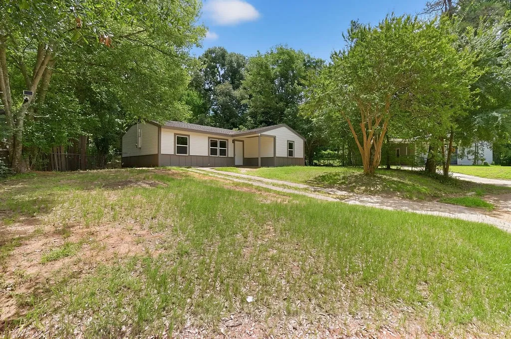 Single Family Residence For Sale in Morris County , 444 Bowie, Lone Star, Texas 75668, 4 Bedroom, 1 Bathroom, Garage spaces, 920 Sqft, built in 1955, mls#21318235, Real Estate Agent in Lone Star, Homes For Sale in Morris county, Homes For Sale in Lone Star, Realtor in Lone Star Texas, Real Estate Brokerage Independent Realty Texas, Luminita Cordes Realtor