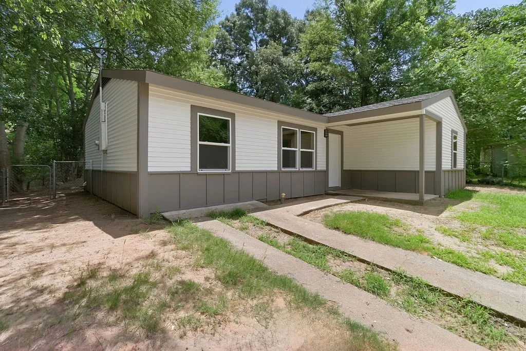 Single Family Residence For Sale in Morris County , 444 Bowie, Lone Star, Texas 75668, 4 Bedroom, 1 Bathroom, Garage spaces, 920 Sqft, built in 1955, mls#21318235, Real Estate Agent in Lone Star, Homes For Sale in Morris county, Homes For Sale in Lone Star, Realtor in Lone Star Texas, Real Estate Brokerage Independent Realty Texas, Luminita Cordes Realtor