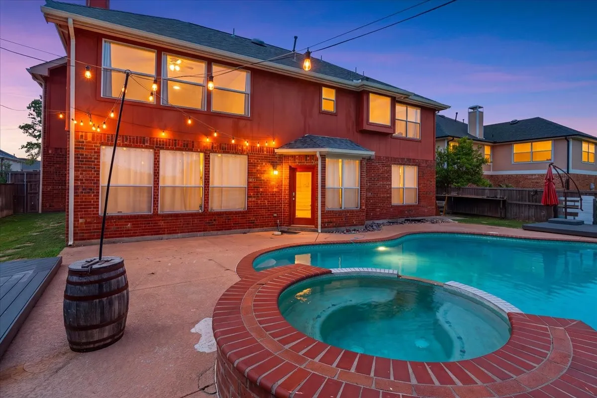 Swimming pool and integrated spa with brick surround