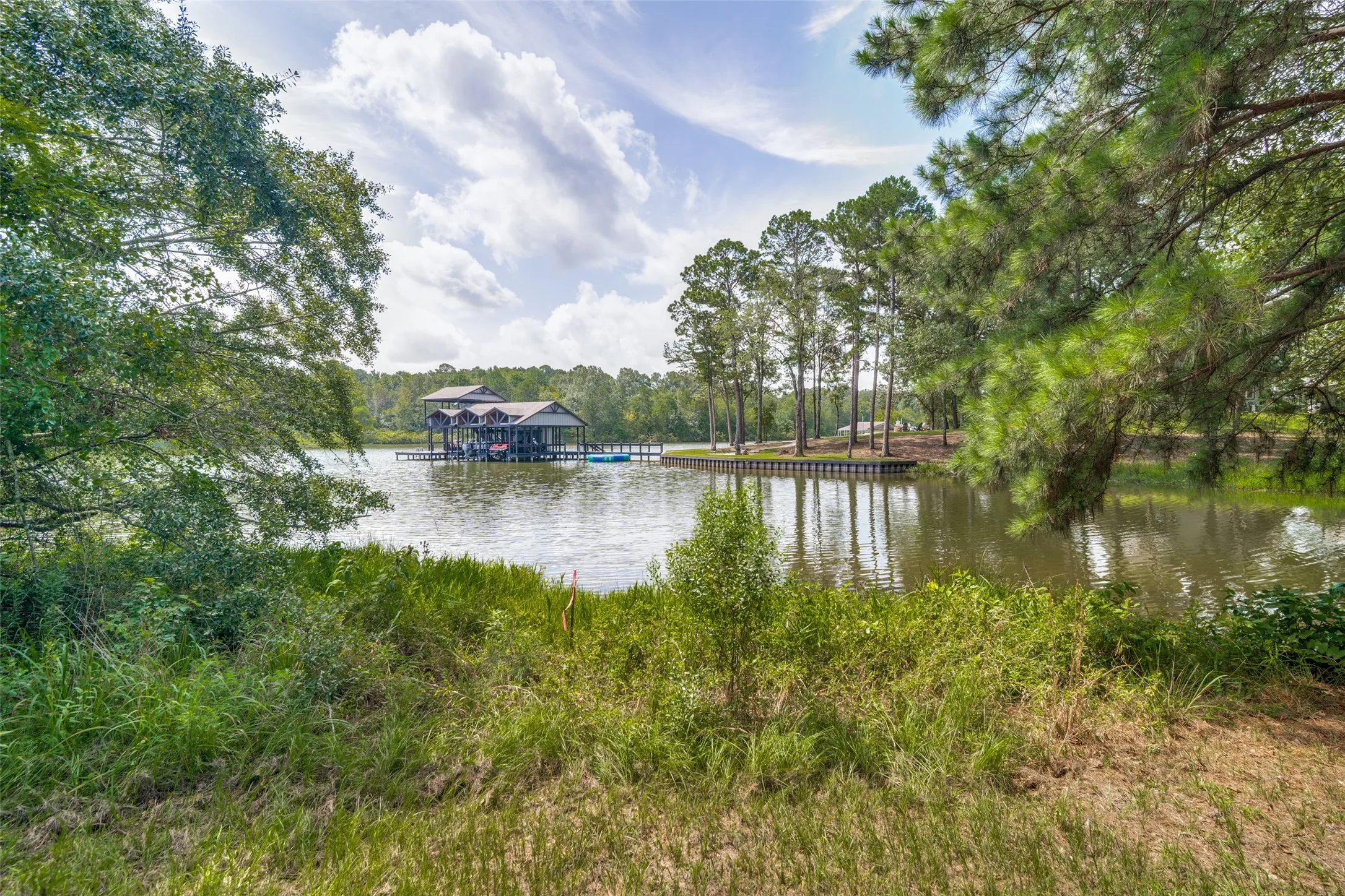 Easy access to lake!