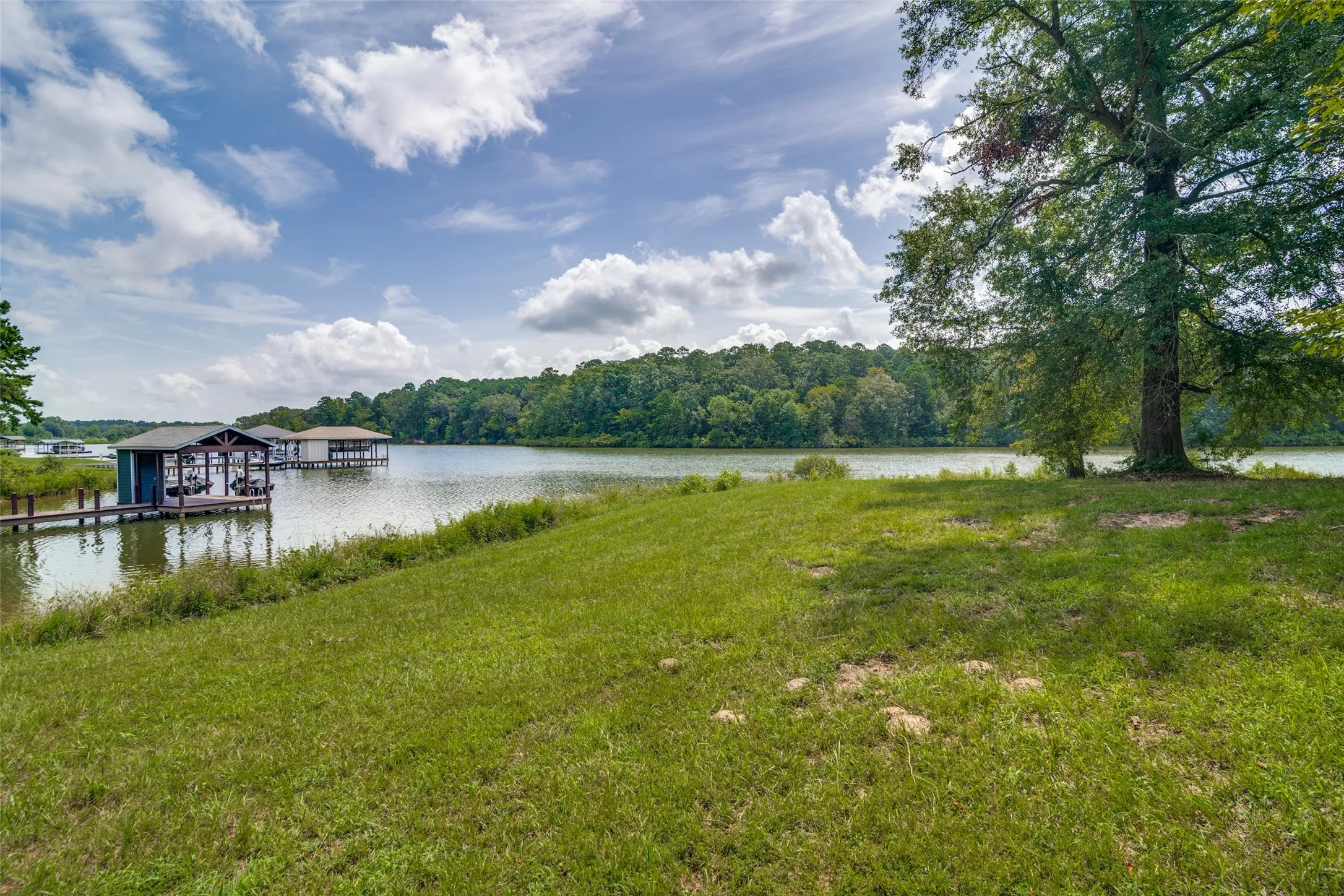 Easy access to lake!