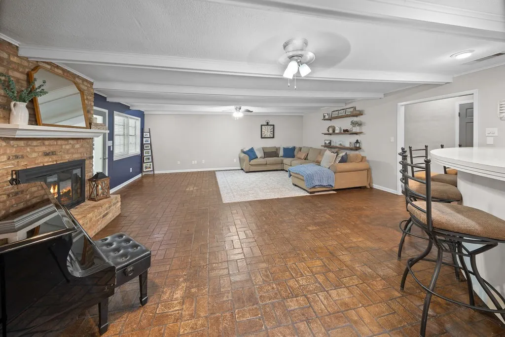 Single Family Residence For Sale in Smith County , 2829 Yorktown Drive, Tyler, Texas 75701, 4 Bedroom, 4 Bathroom, 3 Garage spaces, 3,160 Sqft, built in 1965, mls#21336947, Real Estate Agent in Tyler, Homes For Sale in Smith county, Homes For Sale in Tyler, Realtor in Tyler Texas, Real Estate Brokerage Independent Realty Texas, Luminita Cordes Realtor