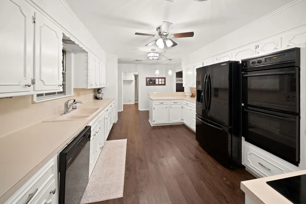 Single Family Residence For Sale in Smith County , 2829 Yorktown Drive, Tyler, Texas 75701, 4 Bedroom, 4 Bathroom, 3 Garage spaces, 3,160 Sqft, built in 1965, mls#21336947, Real Estate Agent in Tyler, Homes For Sale in Smith county, Homes For Sale in Tyler, Realtor in Tyler Texas, Real Estate Brokerage Independent Realty Texas, Luminita Cordes Realtor