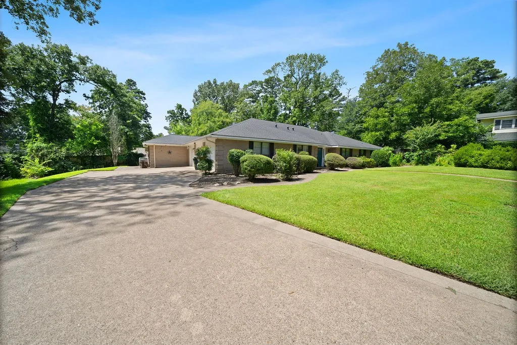 Single Family Residence For Sale in Smith County , 2829 Yorktown Drive, Tyler, Texas 75701, 4 Bedroom, 4 Bathroom, 3 Garage spaces, 3,160 Sqft, built in 1965, mls#21336947, Real Estate Agent in Tyler, Homes For Sale in Smith county, Homes For Sale in Tyler, Realtor in Tyler Texas, Real Estate Brokerage Independent Realty Texas, Luminita Cordes Realtor