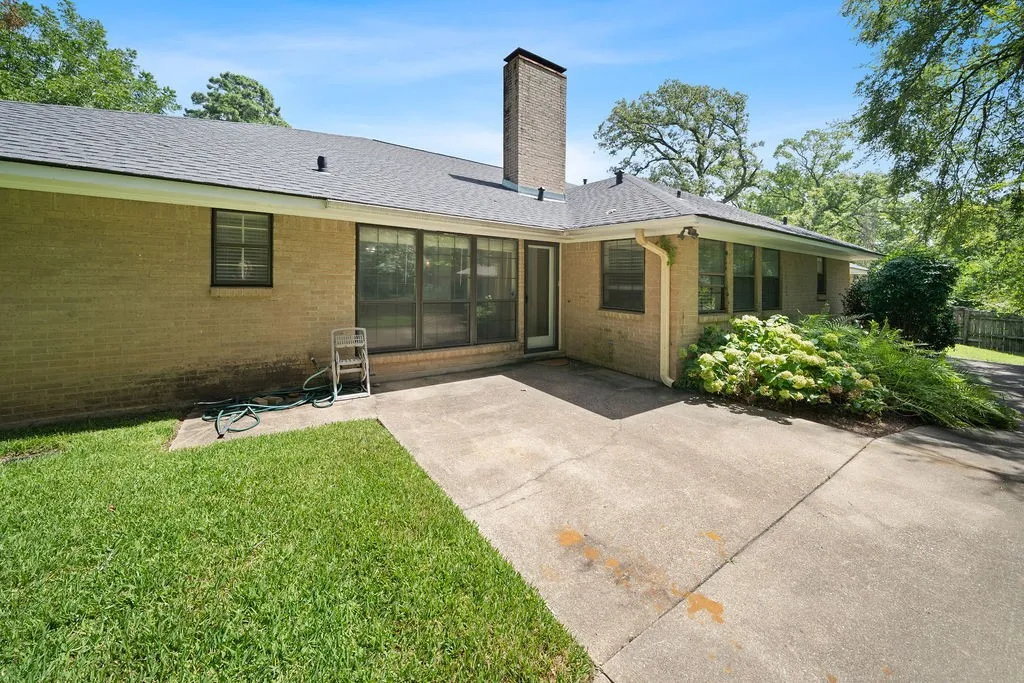 Single Family Residence For Sale in Smith County , 2829 Yorktown Drive, Tyler, Texas 75701, 4 Bedroom, 4 Bathroom, 3 Garage spaces, 3,160 Sqft, built in 1965, mls#21336947, Real Estate Agent in Tyler, Homes For Sale in Smith county, Homes For Sale in Tyler, Realtor in Tyler Texas, Real Estate Brokerage Independent Realty Texas, Luminita Cordes Realtor