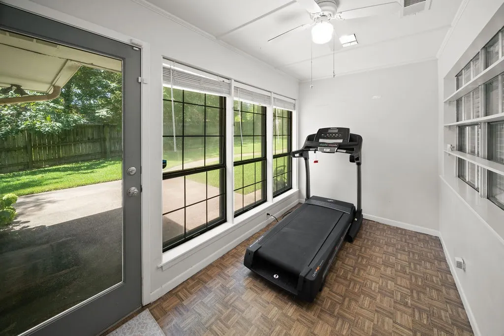 Single Family Residence For Sale in Smith County , 2829 Yorktown Drive, Tyler, Texas 75701, 4 Bedroom, 4 Bathroom, 3 Garage spaces, 3,160 Sqft, built in 1965, mls#21336947, Real Estate Agent in Tyler, Homes For Sale in Smith county, Homes For Sale in Tyler, Realtor in Tyler Texas, Real Estate Brokerage Independent Realty Texas, Luminita Cordes Realtor