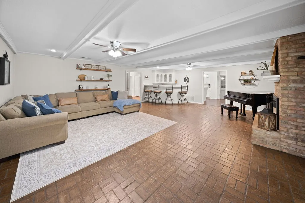 Single Family Residence For Sale in Smith County , 2829 Yorktown Drive, Tyler, Texas 75701, 4 Bedroom, 4 Bathroom, 3 Garage spaces, 3,160 Sqft, built in 1965, mls#21336947, Real Estate Agent in Tyler, Homes For Sale in Smith county, Homes For Sale in Tyler, Realtor in Tyler Texas, Real Estate Brokerage Independent Realty Texas, Luminita Cordes Realtor