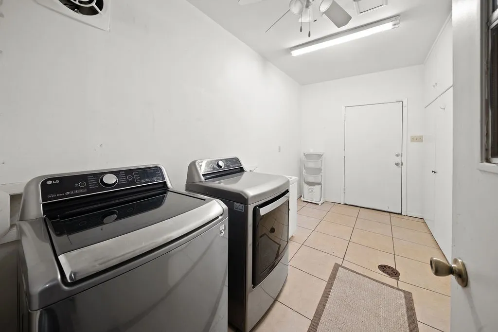 Single Family Residence For Sale in Smith County , 2829 Yorktown Drive, Tyler, Texas 75701, 4 Bedroom, 4 Bathroom, 3 Garage spaces, 3,160 Sqft, built in 1965, mls#21336947, Real Estate Agent in Tyler, Homes For Sale in Smith county, Homes For Sale in Tyler, Realtor in Tyler Texas, Real Estate Brokerage Independent Realty Texas, Luminita Cordes Realtor