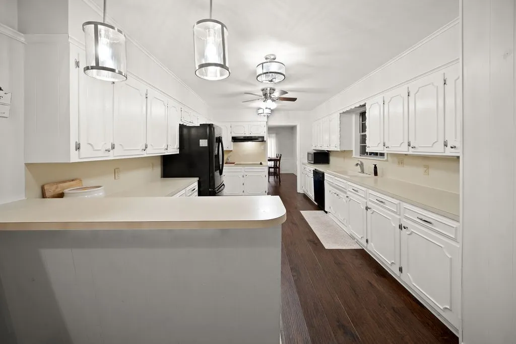 Single Family Residence For Sale in Smith County , 2829 Yorktown Drive, Tyler, Texas 75701, 4 Bedroom, 4 Bathroom, 3 Garage spaces, 3,160 Sqft, built in 1965, mls#21336947, Real Estate Agent in Tyler, Homes For Sale in Smith county, Homes For Sale in Tyler, Realtor in Tyler Texas, Real Estate Brokerage Independent Realty Texas, Luminita Cordes Realtor