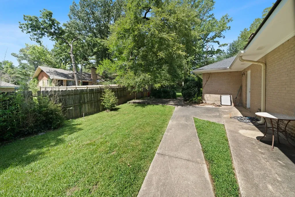 Single Family Residence For Sale in Smith County , 2829 Yorktown Drive, Tyler, Texas 75701, 4 Bedroom, 4 Bathroom, 3 Garage spaces, 3,160 Sqft, built in 1965, mls#21336947, Real Estate Agent in Tyler, Homes For Sale in Smith county, Homes For Sale in Tyler, Realtor in Tyler Texas, Real Estate Brokerage Independent Realty Texas, Luminita Cordes Realtor