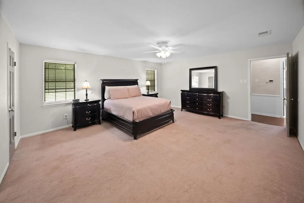 Single Family Residence For Sale in Smith County , 2829 Yorktown Drive, Tyler, Texas 75701, 4 Bedroom, 4 Bathroom, 3 Garage spaces, 3,160 Sqft, built in 1965, mls#21336947, Real Estate Agent in Tyler, Homes For Sale in Smith county, Homes For Sale in Tyler, Realtor in Tyler Texas, Real Estate Brokerage Independent Realty Texas, Luminita Cordes Realtor