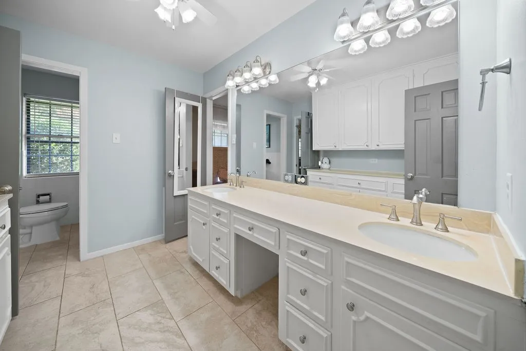 Single Family Residence For Sale in Smith County , 2829 Yorktown Drive, Tyler, Texas 75701, 4 Bedroom, 4 Bathroom, 3 Garage spaces, 3,160 Sqft, built in 1965, mls#21336947, Real Estate Agent in Tyler, Homes For Sale in Smith county, Homes For Sale in Tyler, Realtor in Tyler Texas, Real Estate Brokerage Independent Realty Texas, Luminita Cordes Realtor