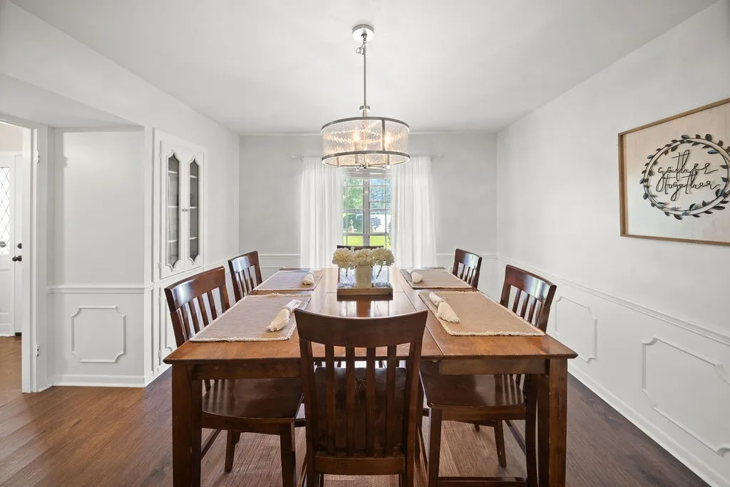 Single Family Residence For Sale in Smith County , 2829 Yorktown Drive, Tyler, Texas 75701, 4 Bedroom, 4 Bathroom, 3 Garage spaces, 3,160 Sqft, built in 1965, mls#21336947, Real Estate Agent in Tyler, Homes For Sale in Smith county, Homes For Sale in Tyler, Realtor in Tyler Texas, Real Estate Brokerage Independent Realty Texas, Luminita Cordes Realtor