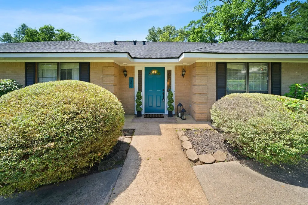 Single Family Residence For Sale in Smith County , 2829 Yorktown Drive, Tyler, Texas 75701, 4 Bedroom, 4 Bathroom, 3 Garage spaces, 3,160 Sqft, built in 1965, mls#21336947, Real Estate Agent in Tyler, Homes For Sale in Smith county, Homes For Sale in Tyler, Realtor in Tyler Texas, Real Estate Brokerage Independent Realty Texas, Luminita Cordes Realtor