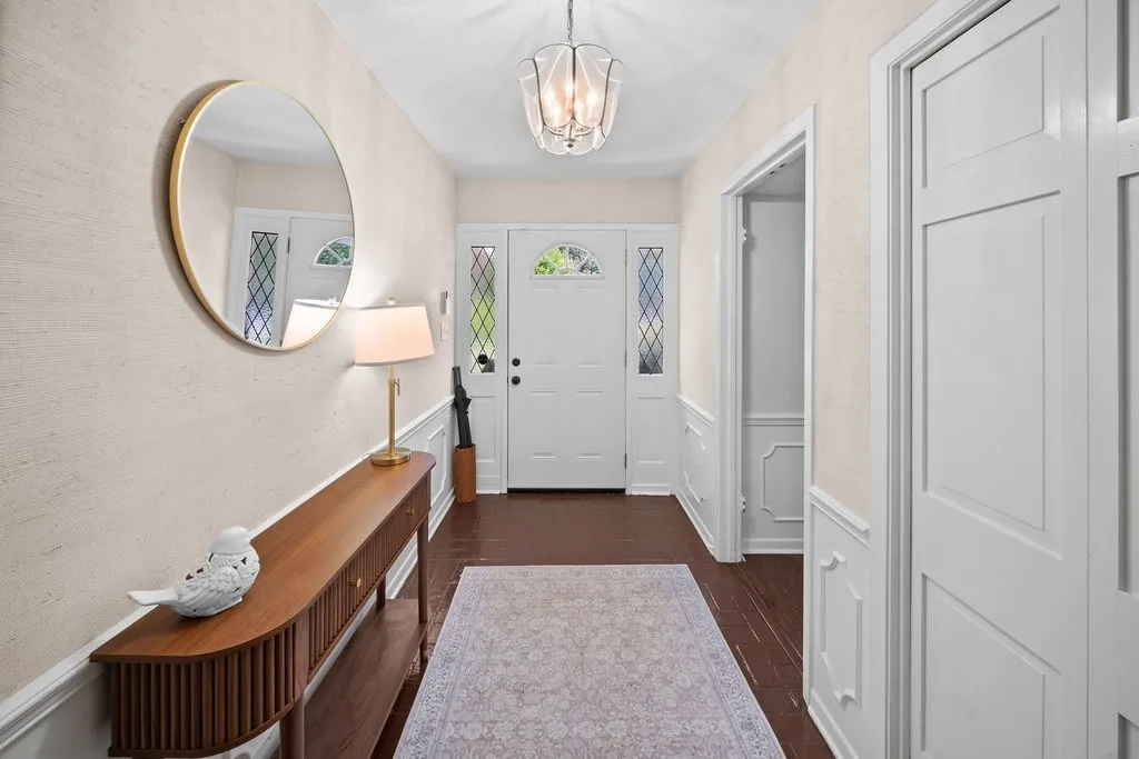 Single Family Residence For Sale in Smith County , 2829 Yorktown Drive, Tyler, Texas 75701, 4 Bedroom, 4 Bathroom, 3 Garage spaces, 3,160 Sqft, built in 1965, mls#21336947, Real Estate Agent in Tyler, Homes For Sale in Smith county, Homes For Sale in Tyler, Realtor in Tyler Texas, Real Estate Brokerage Independent Realty Texas, Luminita Cordes Realtor