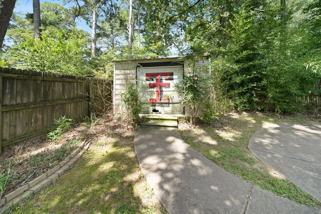 Single Family Residence For Sale in Smith County , 2829 Yorktown Drive, Tyler, Texas 75701, 4 Bedroom, 4 Bathroom, 3 Garage spaces, 3,160 Sqft, built in 1965, mls#21336947, Real Estate Agent in Tyler, Homes For Sale in Smith county, Homes For Sale in Tyler, Realtor in Tyler Texas, Real Estate Brokerage Independent Realty Texas, Luminita Cordes Realtor